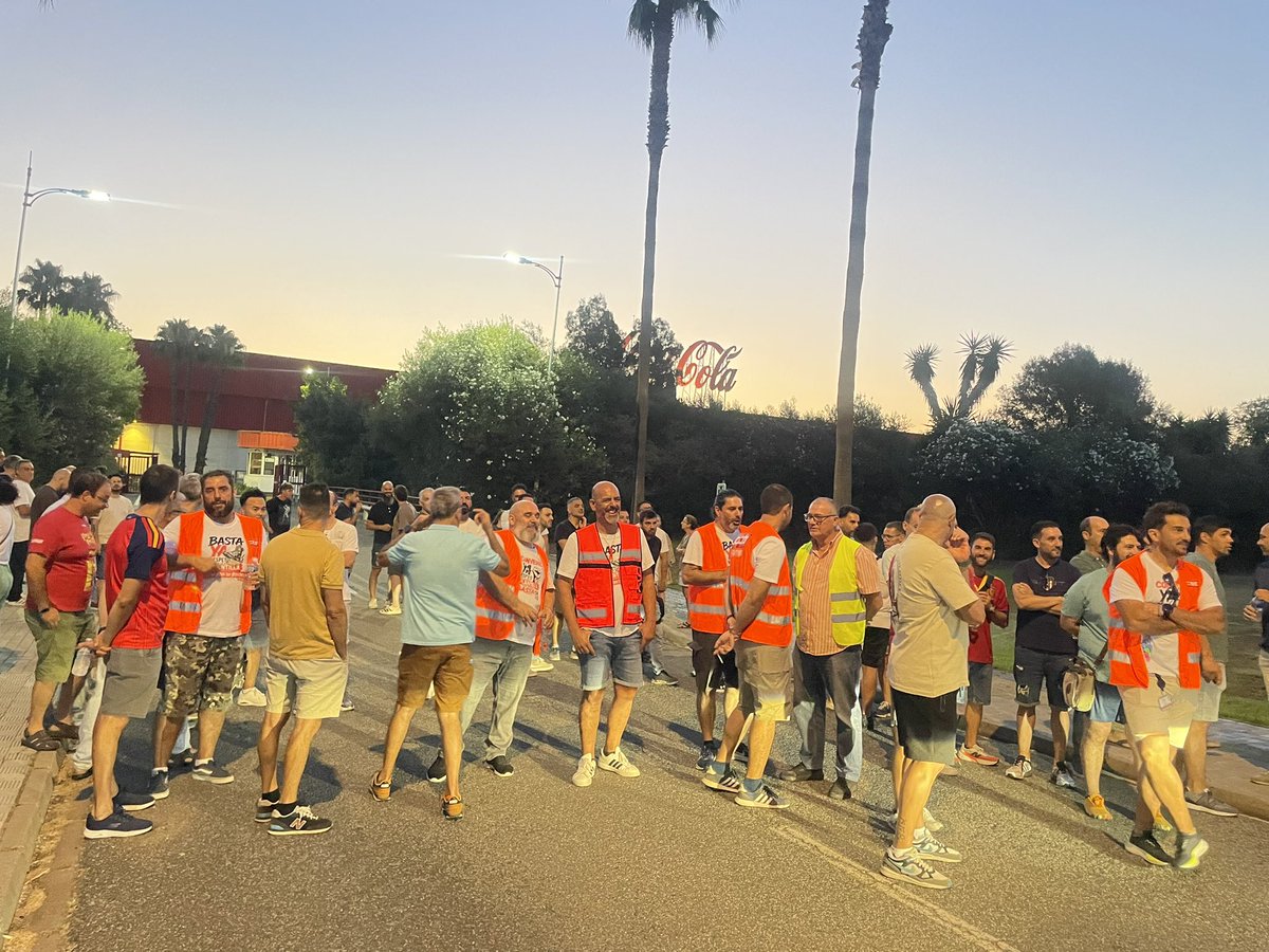 asiccoose's tweet photo. 3er día de huelga en #cocacola. La plantilla vuelve a parar por una subida salarial digna y sin pérdida de poder adquisitivo. A esta plantilla se le respeta! #niunpasoatras #industriasevilla https://t.co/BEykLC9f2r