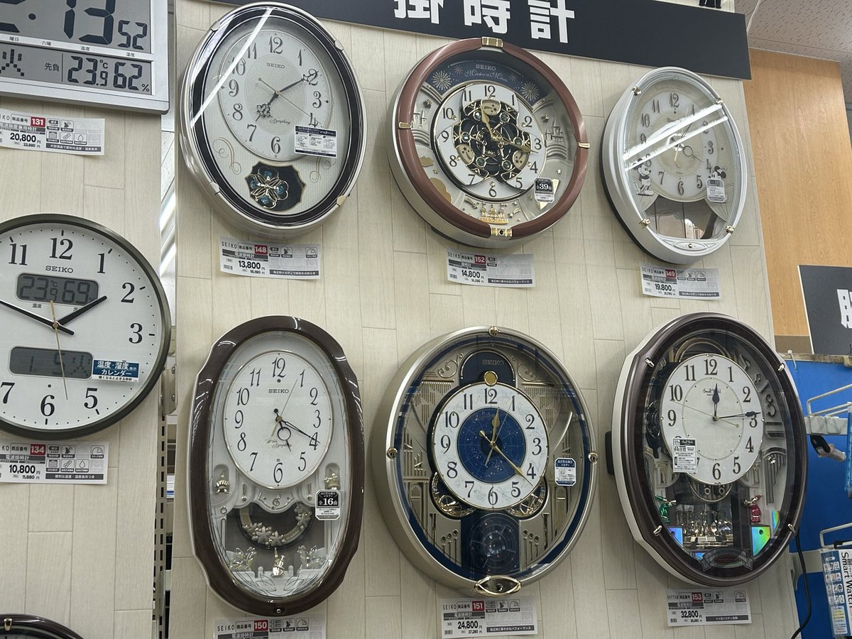 20AC13's tweet photo. 近所のホームセンターのからくり時計が増えてた。このご時世にすごい👍

新入りはディズニーのやつ https://t.co/Z6rHbW66Tp