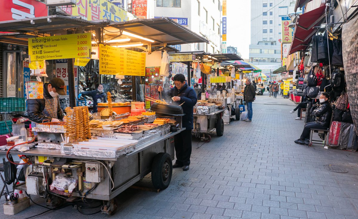 indianurbanism3's tweet photo. One of the best ways to retain (legal) hawkers is to pedestrianise an entire non-arterial street with clear hawking &amp; pedestrian walkway zones. Imagine Church Streets but without vehicles.

Imagine one such street offering unique experience in every area. Seoul does this already. https://t.co/MHUuh3qu3z