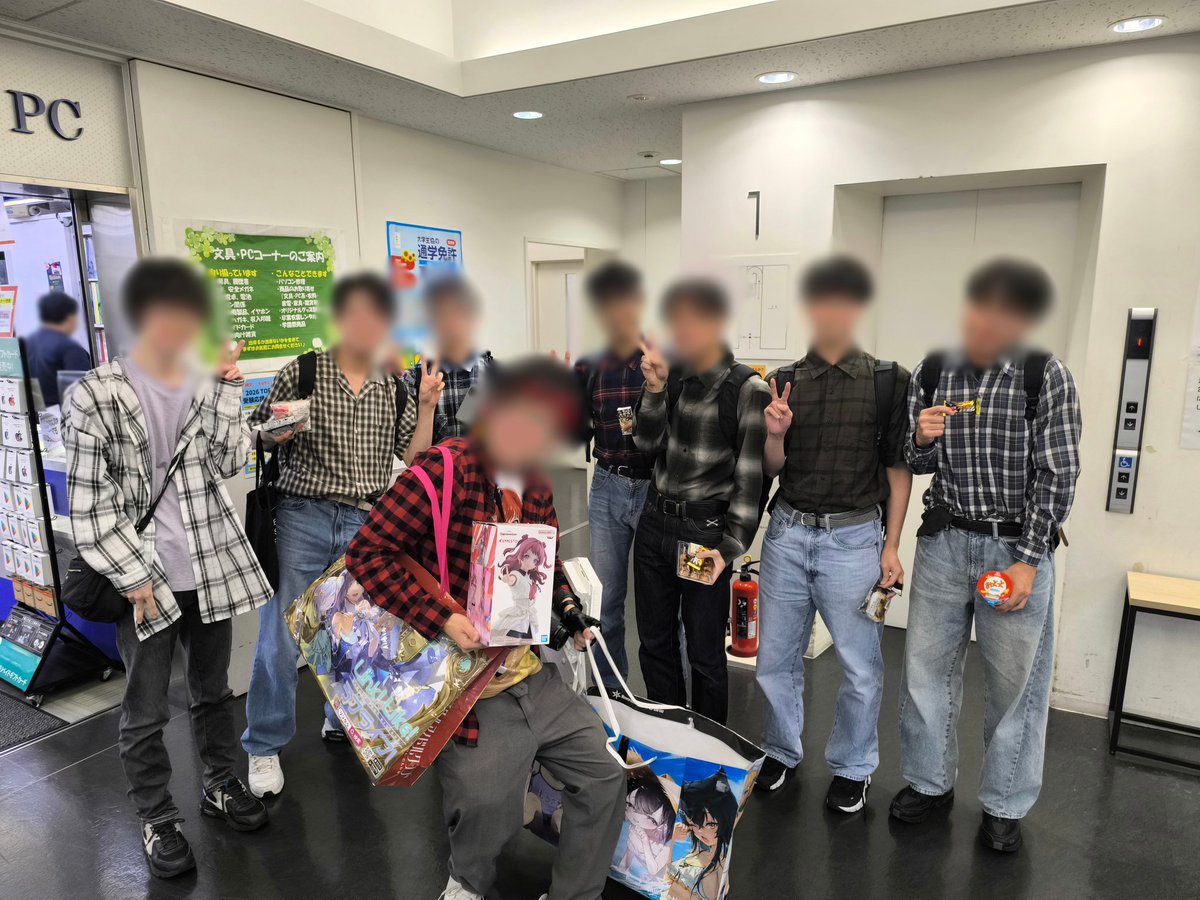 tuscoop_kagu_gi's tweet photo. #チェックシャツデー 、今年もたくさんのチェックシャツ着用者が神楽坂キャンパスに集まりました✨
バンダナを巻いたガチ勢も複数いらっしゃり、大盛りあがりの一日となっております🎖️
お菓子配布はまだ行っておりますので、まだいらしてない方は是非！ https://t.co/sgzO4iX4kL