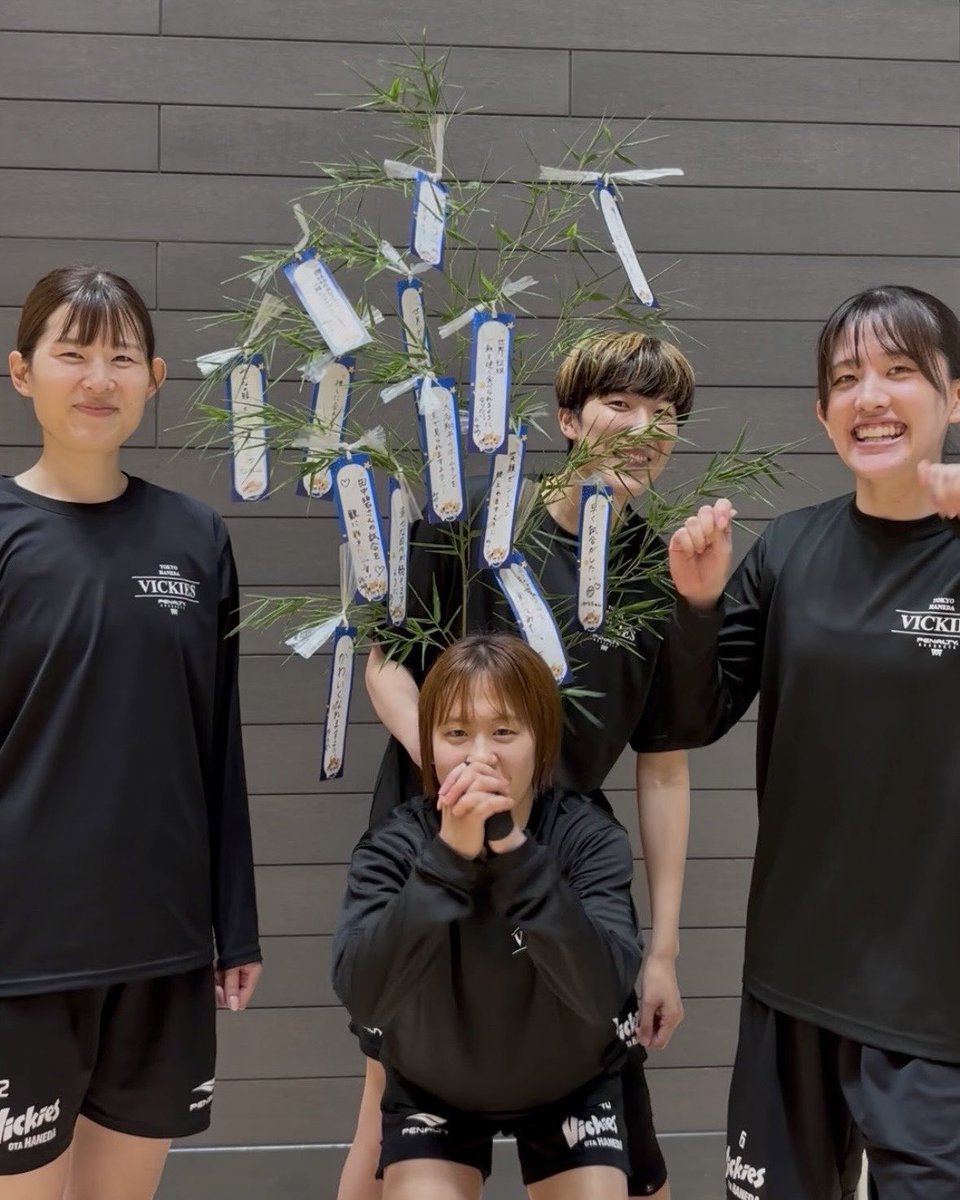VickiesStaff's tweet photo. 【ヴィッキーズ チーム情報】

🎋✨七夕✨🎋

選手みんなで願い事を書きました⭐️

短冊に込めたそれぞれの願いが、
空まで届きますように🌌💙

そして今シーズン、
選手・スタッフ・V-FAMの皆さんと一緒に
たくさんの笑顔と勝利を届けられますように🏀✨

素敵な七夕をお過ごしください🎋

#七夕
#東京羽田ヴィッキーズ#V-FAM
#Wリーグ #大田区