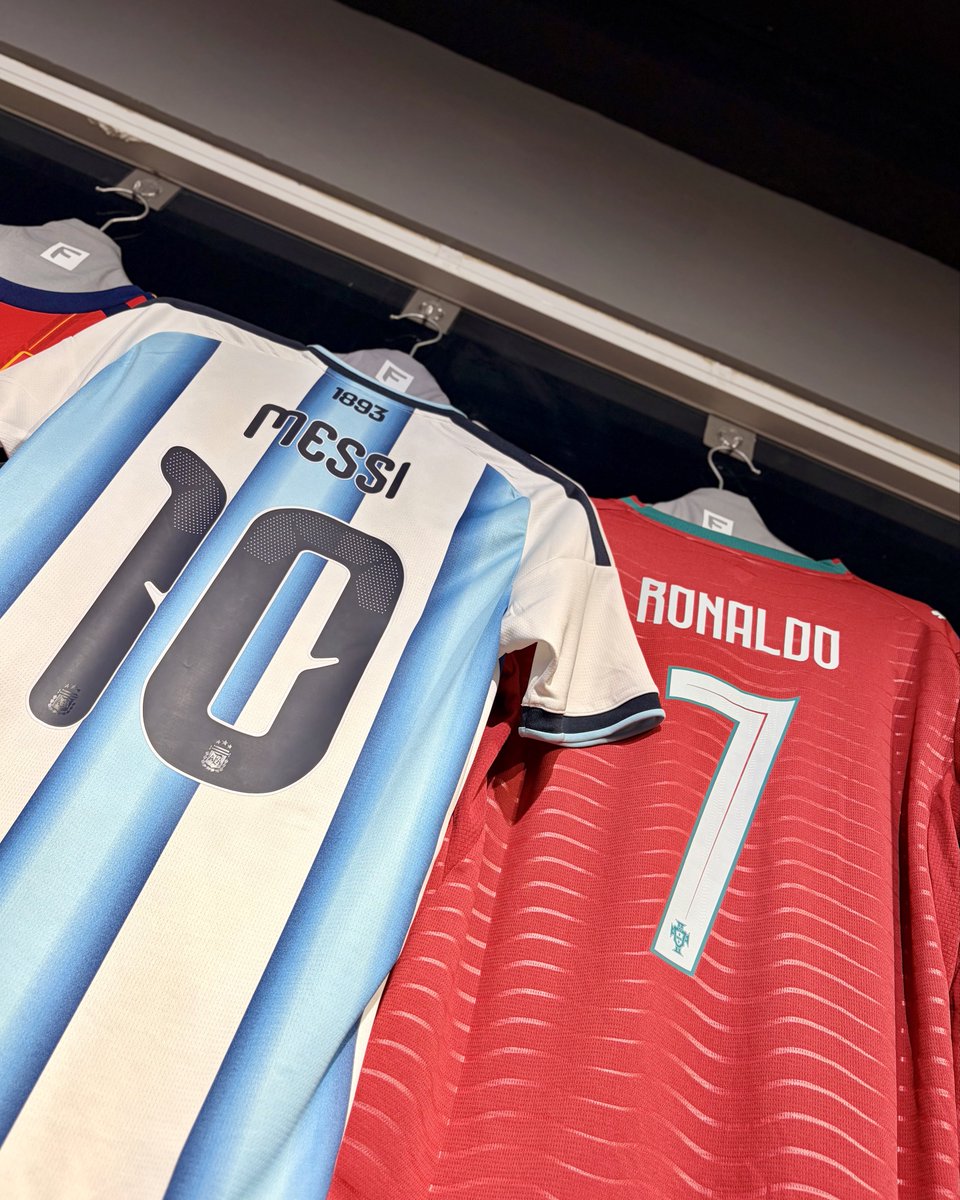 fajarrusalem's tweet photo. Suka Messi, ga usah sampe benci Cristiano.

Suka Cristiano juga jangan sampe bikin kita benci Messi. 

Yg saling benci gitu cuma org katro,

sama katronya kaya USA n Balogun. https://t.co/Myq7njcQFS