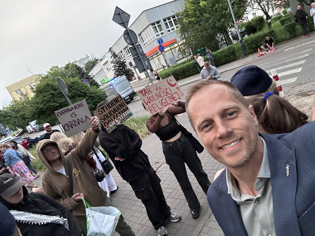 piotr_bartosz's tweet photo. Na naszym wczorajszym proteście przeciwko islamizacji Krakowa pojawiła się skromna grupka kontrmanifestantów. Wśród nich kobieta z flagą Palestyny, która zaczęła wyzywać nas od „rasistów”.
Postanowiłem podejść i przypomniałem jej, że przecież niedawno głośno protestowaliśmy przeciwko działaniom Izraela i ludobójstwu na Palestyńczykach w Strefie Gazy na co stwierdziłaś, że jestem „antysemitą”. 🤦‍♂️

Czyli w skrócie:
Protestujesz przeciwko radykalnemu islamowi? Jesteś rasistą.
Bronisz Palestyńczyków przed bombami? Jesteś antysemitą.
Można dostać totalnego zawrotu głowy od tej lewicowej akrobatyki mentalnej. Najważniejsze, że my wiemy, o co walczymy, a tacy ludzie swoimi absurdalnymi hasłami kompromitują sami siebie.
Dzięki wszystkim, którzy byli z nami! 🇵🇱💪