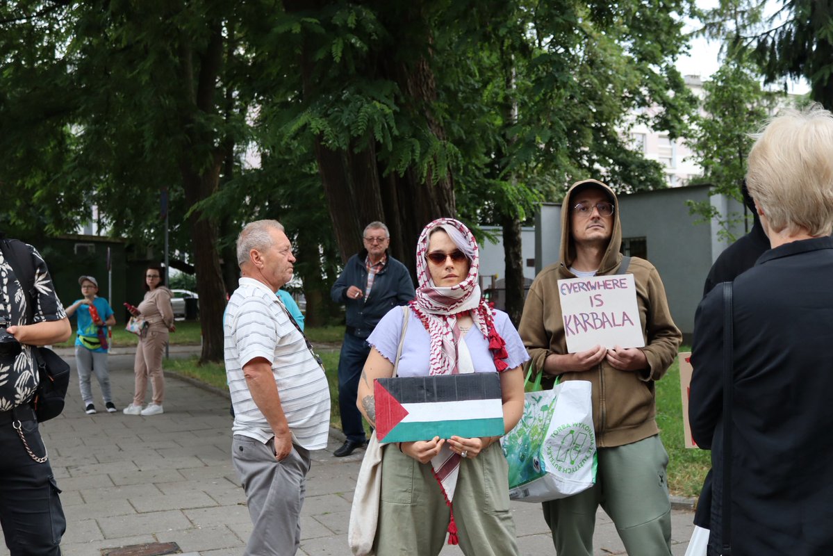 piotr_bartosz's tweet photo. Na naszym wczorajszym proteście przeciwko islamizacji Krakowa pojawiła się skromna grupka kontrmanifestantów. Wśród nich kobieta z flagą Palestyny, która zaczęła wyzywać nas od „rasistów”.
Postanowiłem podejść i przypomniałem jej, że przecież niedawno głośno protestowaliśmy przeciwko działaniom Izraela i ludobójstwu na Palestyńczykach w Strefie Gazy na co stwierdziłaś, że jestem „antysemitą”. 🤦‍♂️

Czyli w skrócie:
Protestujesz przeciwko radykalnemu islamowi? Jesteś rasistą.
Bronisz Palestyńczyków przed bombami? Jesteś antysemitą.
Można dostać totalnego zawrotu głowy od tej lewicowej akrobatyki mentalnej. Najważniejsze, że my wiemy, o co walczymy, a tacy ludzie swoimi absurdalnymi hasłami kompromitują sami siebie.
Dzięki wszystkim, którzy byli z nami! 🇵🇱💪