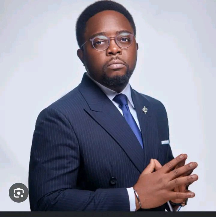 EBona69's tweet photo. This guy @seunokin is everything a journalist should not be.
Once a politician enters the studio, the only question he throws up is about Peter Obi.
Imagine having Ali Modu Sheriff, a man that has a lot of Boko Haram allegations hanging on his neck, and the only question you are asking him is about Peter Obi.
Anyways, since Wike revealed that they are on his payroll, I don't see him as a journalist.

Kudos to @ruffydfire and the other few professional journalists in Nigeria.