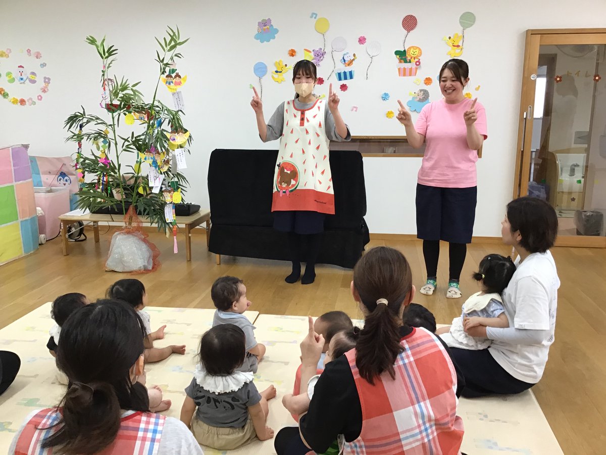okayama_ch's tweet photo. ＼#七夕会 🌟／
#バンビーノ棟 です😊

目をまんまるにして興味深々の子ども達🤗
「♪おほしさま きらきら～👋✨」で
ちいさなおててが一生けんめい"きらきら"。
その姿がほんとうにかわいくて、
心がほどける瞬間でした🥺💕

#短冊 #七夕飾り も園内に飾っています💫
#たなばたさま #岡山千鳥福祉会 https://t.co/cLvrqYslYg