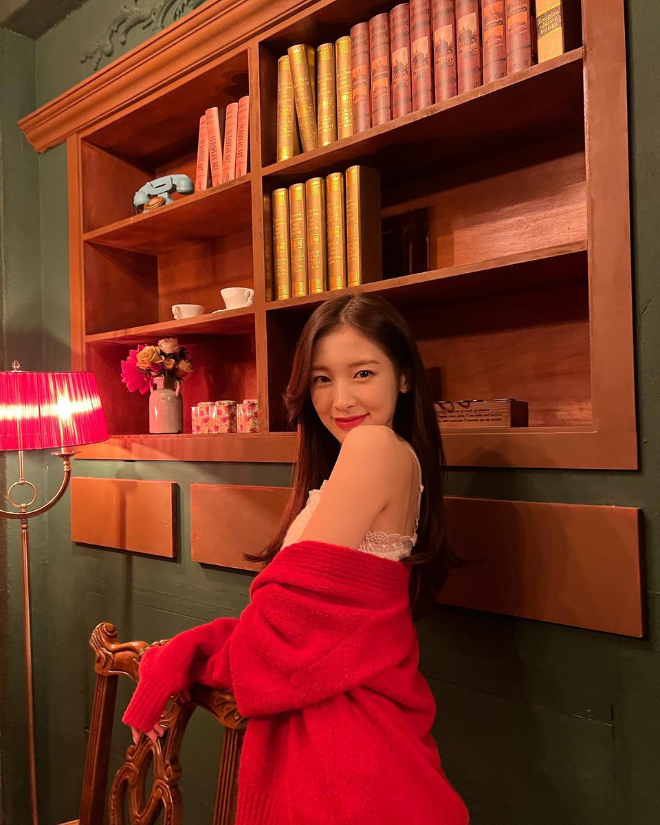 arinchomi's tweet photo. Feeling all the love and joy this Christmas season! Nothing better than making memories together. Rocking this all-white look with a bold red blazer to celebrate! https://t.co/9WLb3Eq2WR