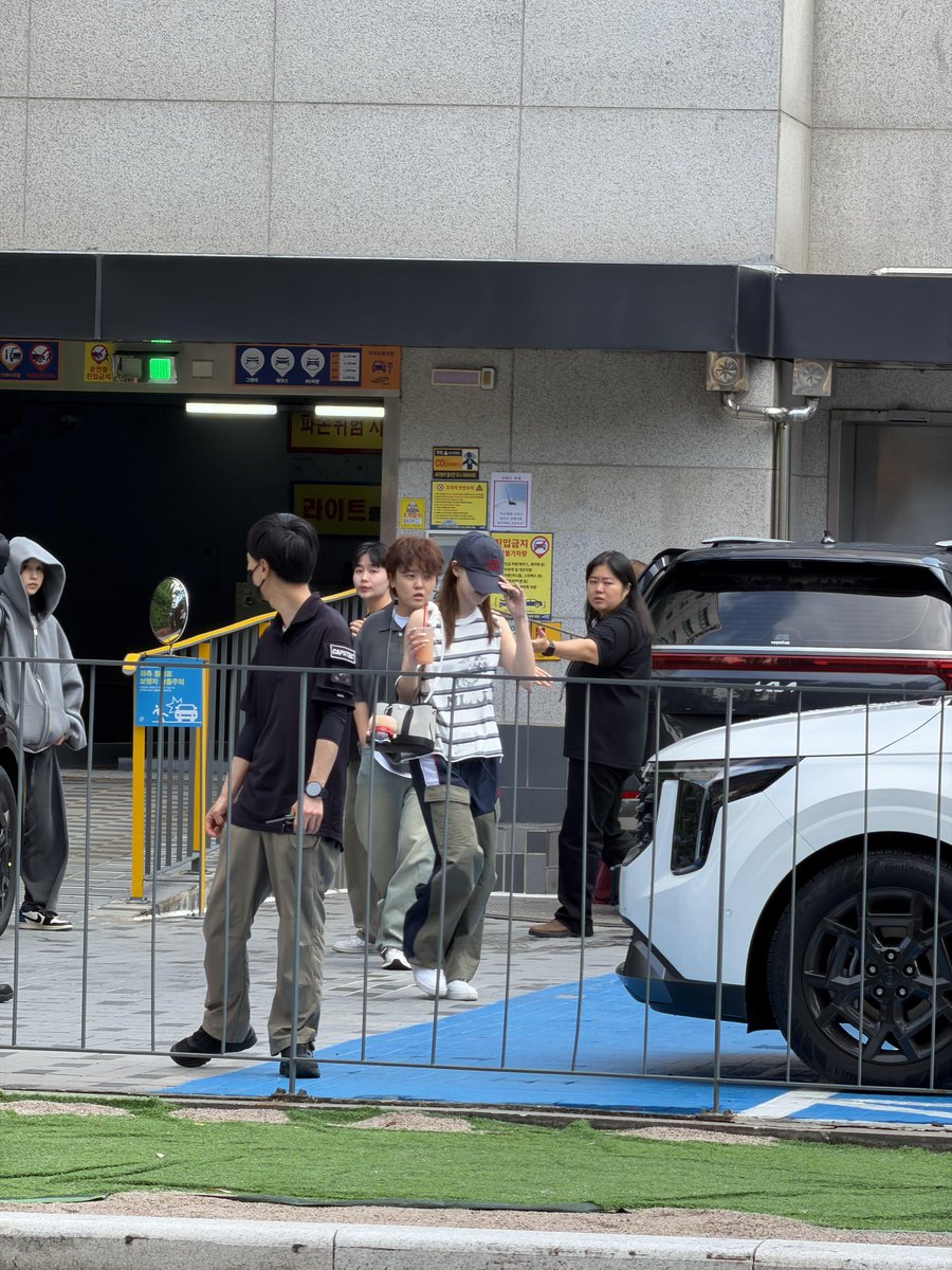 ShoryuuuC's tweet photo. According to the OP, she originally went out hoping to see her bias, but in photos 4 and 5 she unexpectedly ran into TWICE after they had finished work. My guess is that, looking at JYP's schedule, TWICE is expected to make a comeback in Q4, so I have a feeling they've probably renewed their group contracts. As for their individual contracts tho, I think it's possible that some members may not have renewed those yet. Just my own speculation.

https://t.co/BMEYiJ7u6s