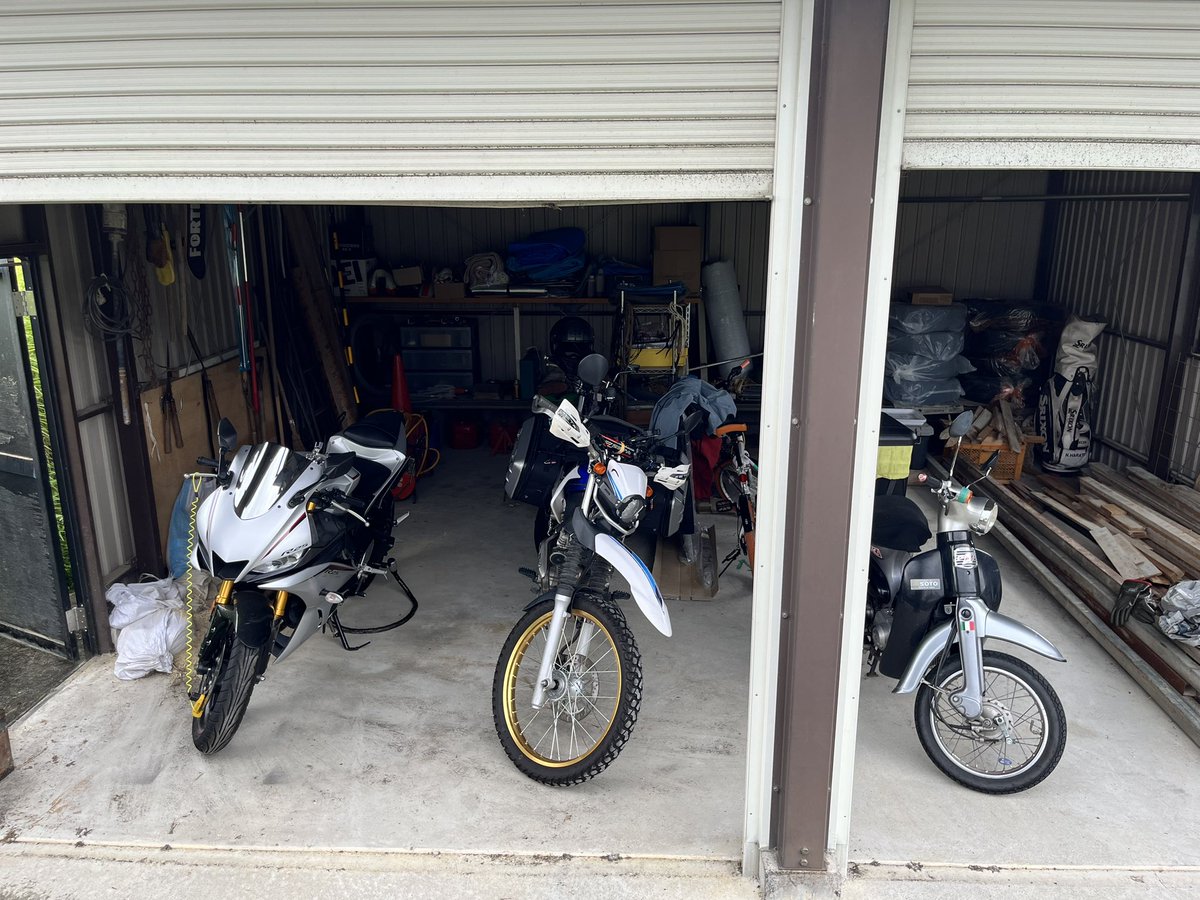 OBonJob1's tweet photo. 模様替え。横から縦にバイク移動しただけ。
隙間多いな。
バギーを、壁に立て掛けなあかん程詰める変態しか知らんから、なんか空間が寂しい。

それはそうと、カブのチェーン底付きしてたから調整しといた。

グラトラ純正戻し出来るだけの材料は残ってそう。
マフラーとリアフェンダー何処や！？ https://t.co/eqZTTdmquD