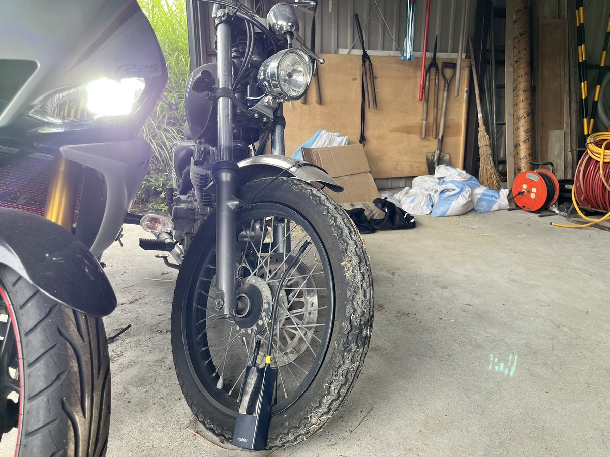 OBonJob1's tweet photo. 模様替え。横から縦にバイク移動しただけ。
隙間多いな。
バギーを、壁に立て掛けなあかん程詰める変態しか知らんから、なんか空間が寂しい。

それはそうと、カブのチェーン底付きしてたから調整しといた。

グラトラ純正戻し出来るだけの材料は残ってそう。
マフラーとリアフェンダー何処や！？ https://t.co/eqZTTdmquD