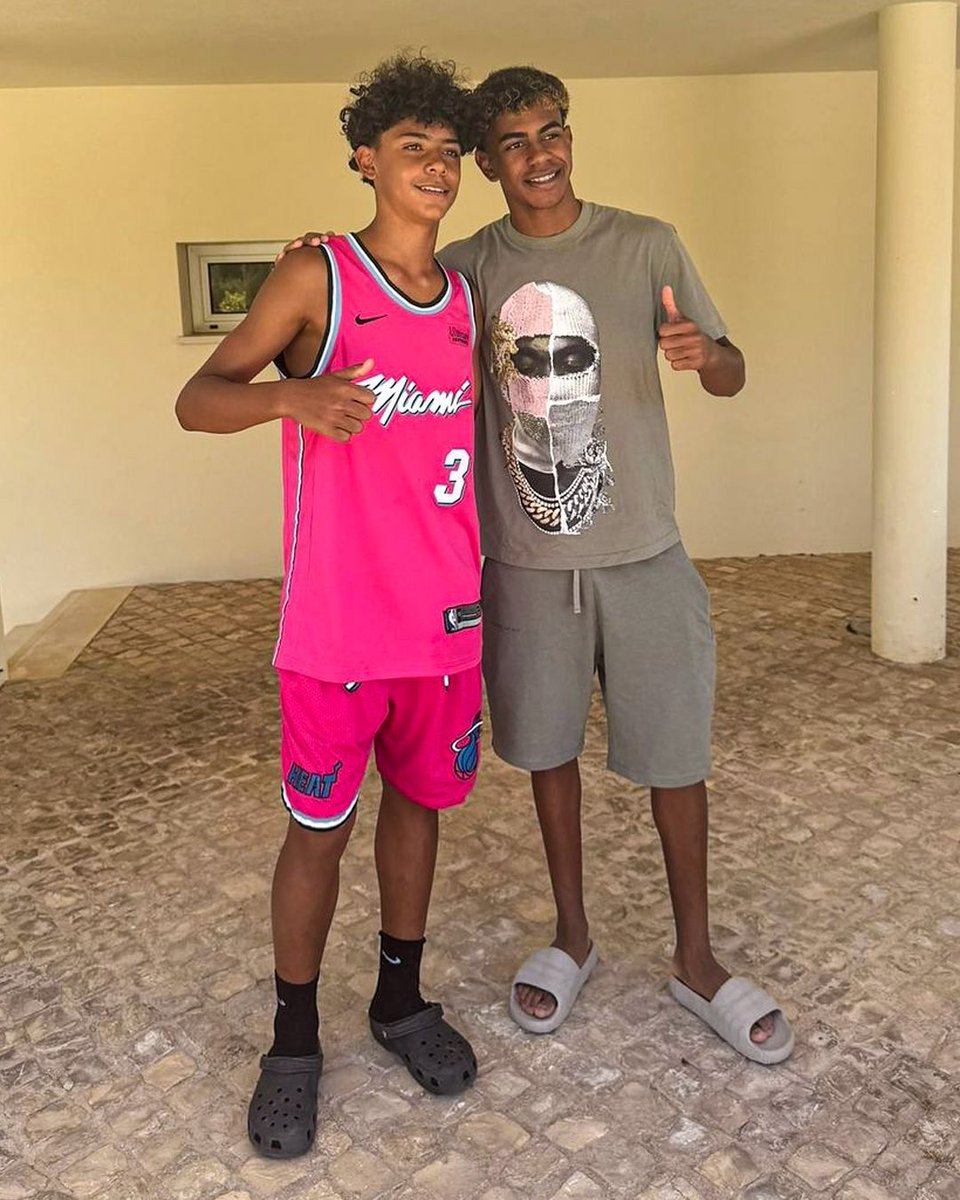 michezo_'s tweet photo. Cristiano Ronaldo

🗣"Mwanangu na Lamine Yamal wanafanana sana, rangi ya ngozi yao, ngozi nyeusi, nywele zao... Wametofautiana kwa miaka 3. Nampenda sana Lamine Yamal, na mwanangu anamvutia sana." https://t.co/8GQOdomtDt