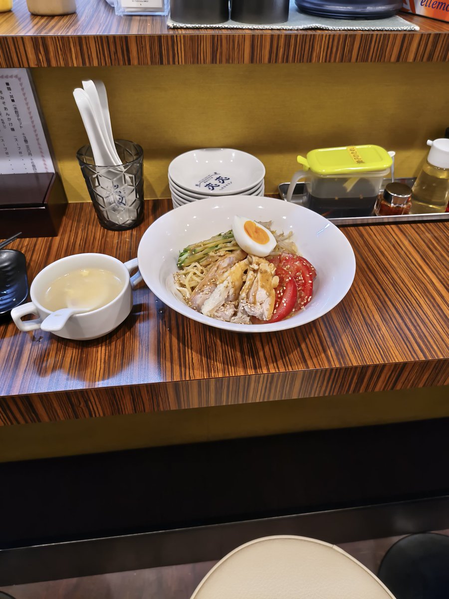 S3351Y's tweet photo. ハマ活スタートです。ここでのランチが定番になっております。お品書きはギョウビーセット、ウーロンハイそして冷やし中華大盛り。食べきれるかと思ったがなんなく完食しました〜‼️ご馳走様さまでした。お宿にチェックインしてハマスタ入りします。では(o・・o)/
 #保土ヶ谷爽爽さん
 #冷やし中華大 https://t.co/PVPrZsW9Z2