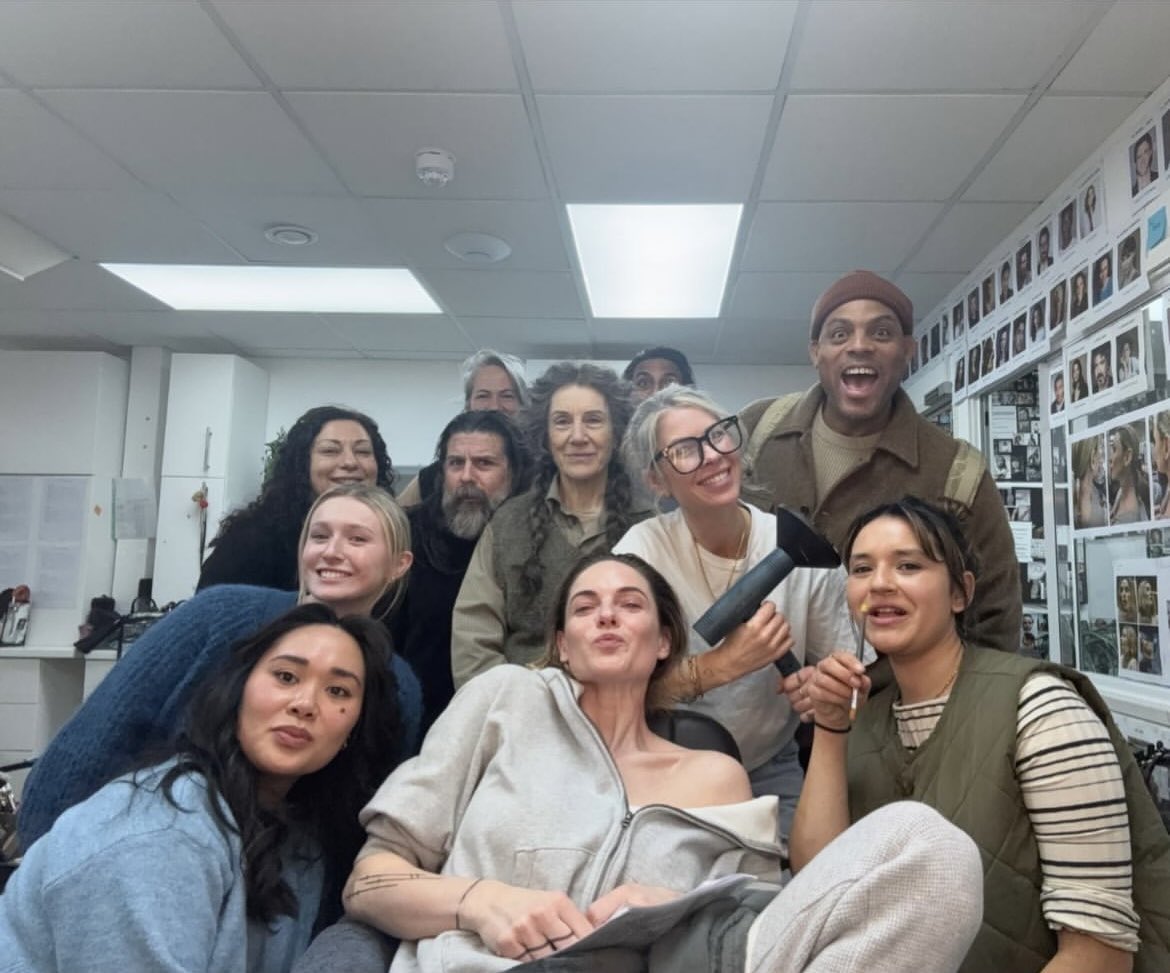 rfergusonweb's tweet photo. Rebecca Ferguson with hair and makeup team on set of Silo https://t.co/cAyl0Fp7Zr