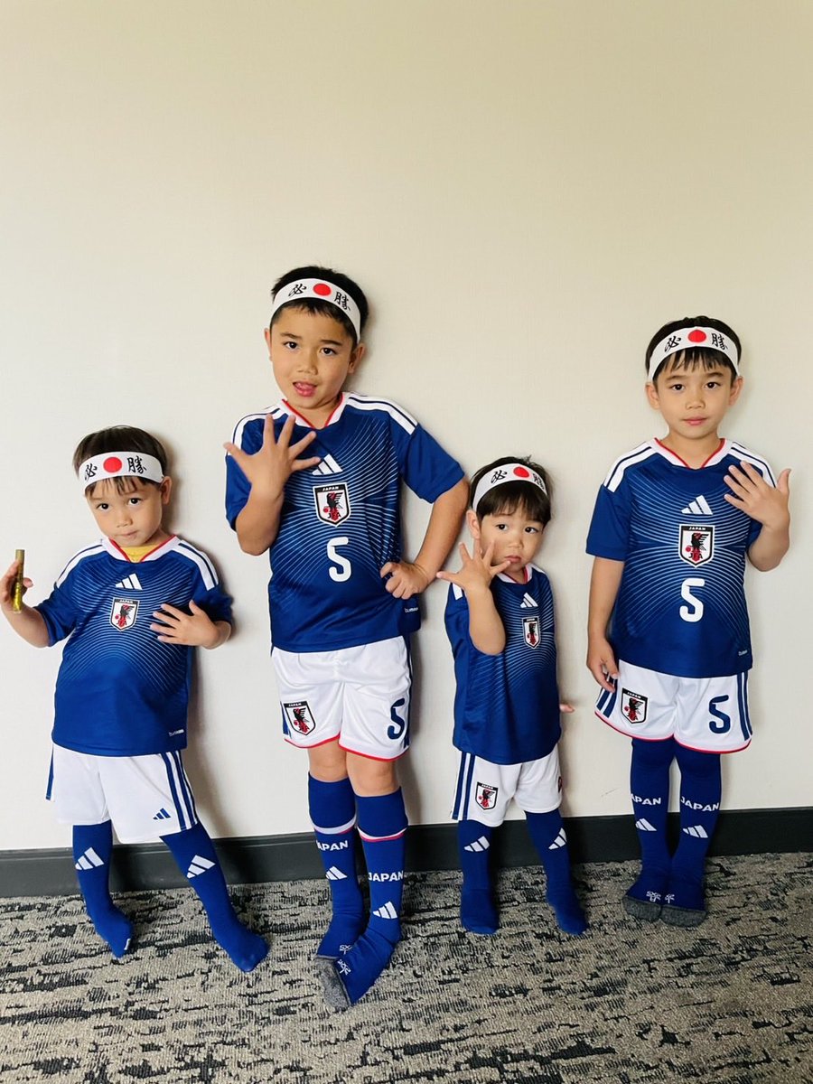 YutoNagatomo5's tweet photo. いつか大きくなってパパの投稿を見た時にワールドカップの記憶を思い出してくれると嬉しいな。
人に何言われても、笑われたとしても自分を信じて大きな夢に向かって突き進んでください。
いつか道は開く。
2026.7.7  パパより
#fifaworldcup2026 
#５度目のW杯 https://t.co/GomTFszp9F
