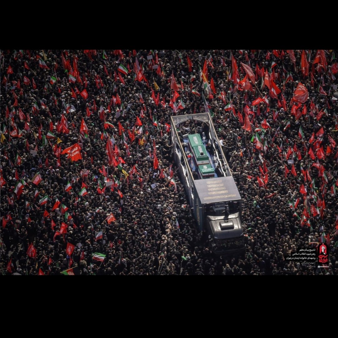 Khajeh9776's tweet photo. پرچم سرخ، یعنی خونخواهی رهبر. 🚩

ما با دشمنان صلح نمی‌کنیم. انتقام حق ماست. https://t.co/u70pZVtauc