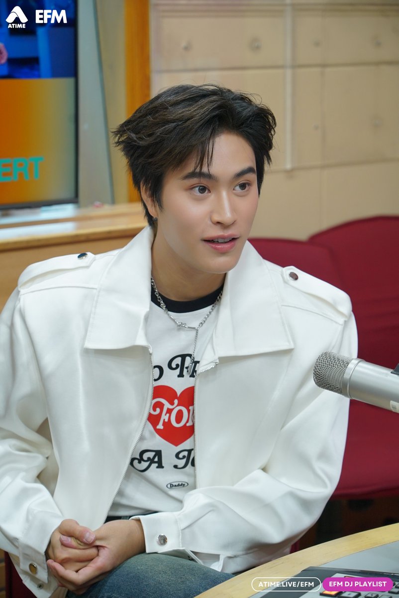 EFM_STATION's tweet photo. EFM DJ PLAYLIST วันนี้แสดงความยินดีกับอีกหนึ่งหมุดหมายสำคัญบนเส้นทางการเป็นศิลปินของ เจมีไนน์ นรวิชญ์ กับคอนเสิร์ตเดี่ยวเต็มรูปแบบครั้งแรก GEMINI ART-VENTURE CONCERT ที่เขายอมรับว่าเป็นทั้งความท้าทายและความฝันที่ตั้งใจถ่ายทอดออกมาอย่างเต็มที่ เพื่อมอบประสบการณ์สุดพิเศษให้กับแฟน ๆ ที่อยู่เคียงข้างกันมาตลอด
.
เราได้พูดคุยกับ เจมีไนน์ ถึงความรู้สึกก่อนก้าวขึ้นเวทีเดี่ยว การเตรียมตัวที่ทุ่มเทในทุกด้าน รวมถึงคอนเซ็ปต์ ART-VENTURE ที่อยากชวนแฟนคลับทุกคนมาร่วมแต่งแต้มสีสันและสร้าง ‘ผลงานศิลปะ’ ชิ้นพิเศษไปด้วยกัน ผ่านโชว์ที่สะท้อนตัวตนของเขาในทุกมิติ พร้อมเซอร์ไพรส์ที่ตั้งใจเตรียมไว้เพื่อทุกคนโดยเฉพาะ
.
GEMINI ART-VENTURE CONCERT จะเปิดจำหน่ายบนช่องทาง Online ในวันเสาร์ที่ 11 กรกฎาคมนี้ เวลา 10.00 น. เป็นต้นไป ทาง https://t.co/8yklyUd8XW และเปิดจำหน่ายบัตรทุกช่องทางตามปกติ ในวันอาทิตย์ที่ 12 กรกฎาคม 2569 เวลา 10:00 น. แล้วพบกันวันเสาร์ที่ 5 และ วันอาทิตย์ที่ 6 กันยายน 2569 ณ BITEC LIVE
 
#EFM94 #EFMDJPLAYLIST #เจมีไนน์นรวิชญ์ #GEMINI #GEMINIARTVENTURECONCERT