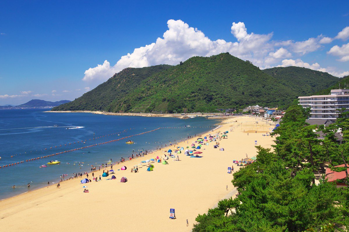 DSmarine's tweet photo. 渋川海水浴場がついに７月１１日(土)からスタート❗️
当ホテルの目の前は日本の海水浴場百選の絶景ビーチ🏖️
上着を羽織って頂ければ水着のままお部屋から直行できる最高のロケーション😀
今年の夏は渋川海水浴場で是非夏の思い出を作りませんか？ https://t.co/mR71CXicTI