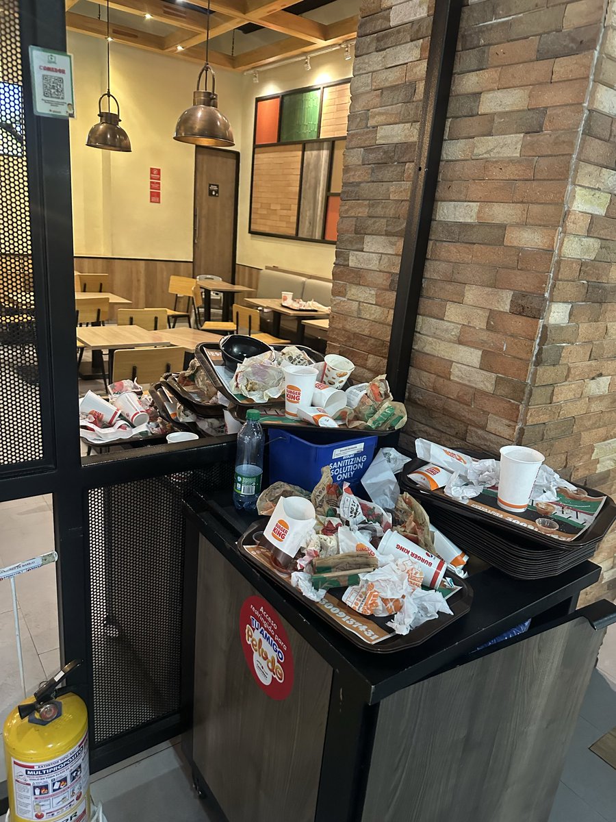 bugis_veysel's tweet photo. Mostraba lo sucia que estaba la sucursal de Burger King en Colombia. Esta es la sucursal de Burger King en los grandes almacenes Centro Mayor de Bogotá.#bogota #colombia https://t.co/pbIHE8w5ct