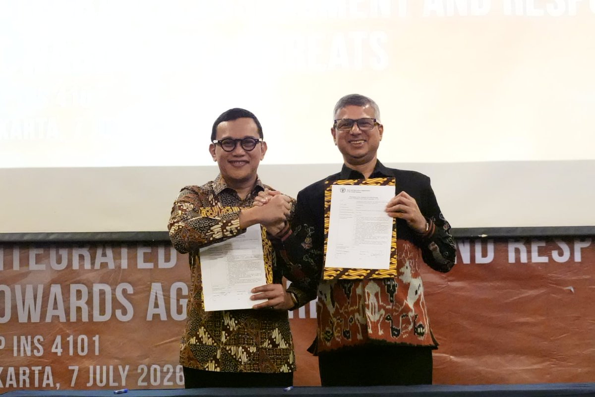 FAOIndonesia's tweet photo. The programme aims to
✅ build national officers' capacity in mapping &amp; managing pest &amp; disease risks
✅ develop an app to streamline monitoring, surveillance &amp; early warning systems
✅ raise public awareness

to protect #OneHealth &amp; the livelihoods of millions of Indonesians 🧑🏻‍🌾 https://t.co/B8f7U4ZS4g