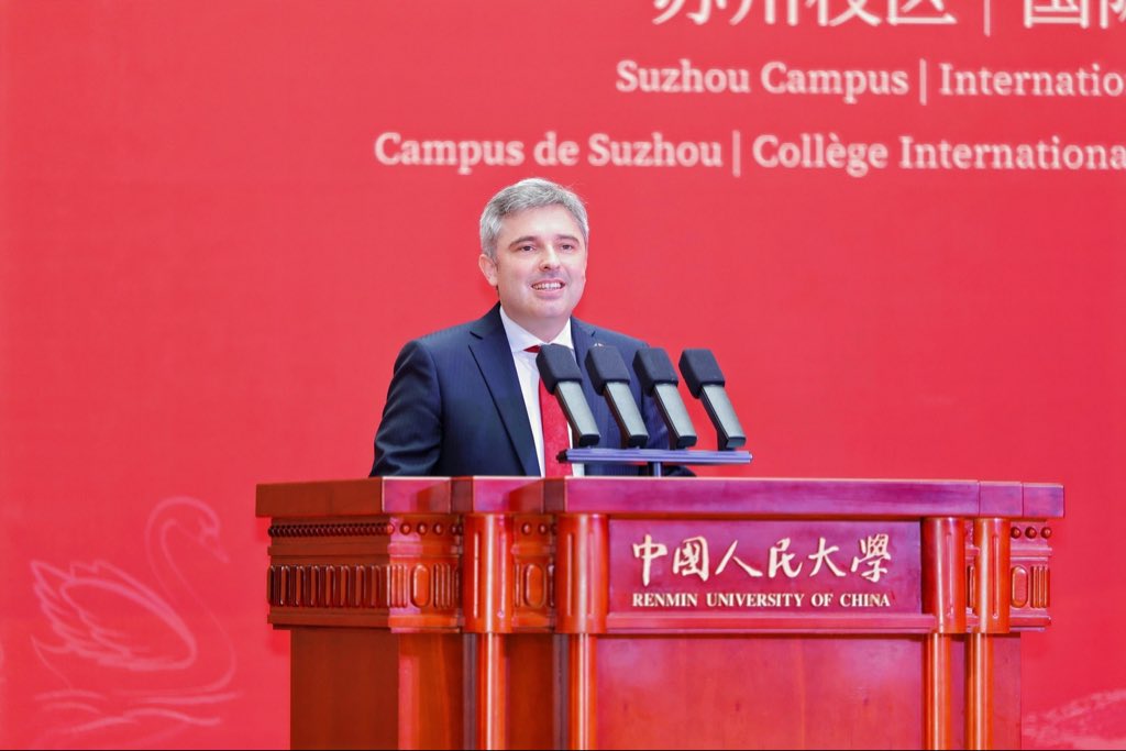 ValadouJoan's tweet photo. Remise des diplômes aux étudiants de l’institut 🇫🇷🇨🇳 Renmin à #Suzhou. Résultat d’une coopération dynamique lancée il y a 14 ans par l’université du Peuple, Sorbonne Université, l’université Paul Valéry et KEDGE Business school, il est spécialisé en sciences humaines et sociales. https://t.co/4kjyMPQCHH