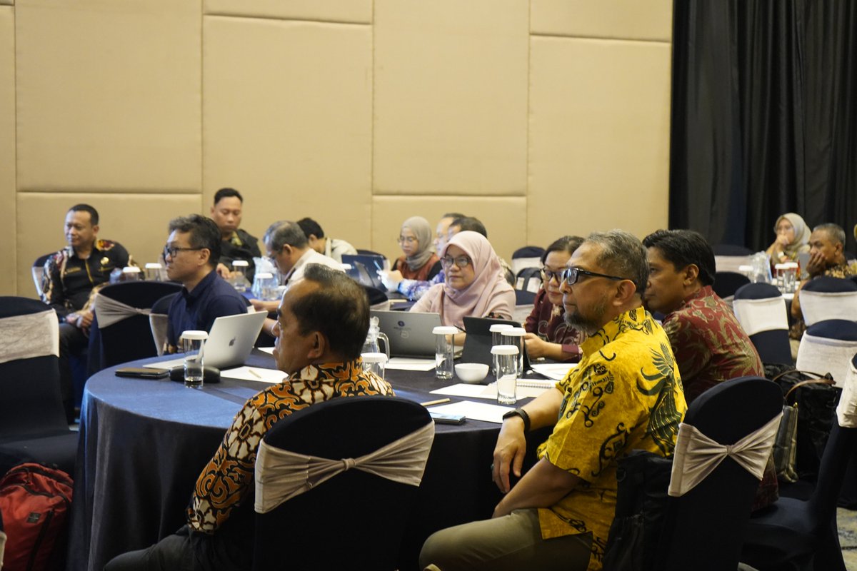 FAOIndonesia's tweet photo. The programme aims to
✅ build national officers' capacity in mapping &amp; managing pest &amp; disease risks
✅ develop an app to streamline monitoring, surveillance &amp; early warning systems
✅ raise public awareness

to protect #OneHealth &amp; the livelihoods of millions of Indonesians 🧑🏻‍🌾 https://t.co/B8f7U4ZS4g