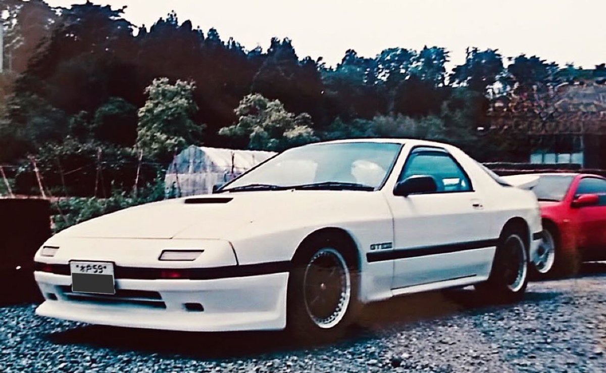 Maki_REOS_RX7's tweet photo. #7月7日はセブンの日 
#セブンの日

初代 前期FC3S ブリッジ to4S
セカンドカーでオートマでTD06Sノーマル改の雰囲気で
3代目 黒サイドのTD06S ∞Ⅲ
4代目 1998年に整備工場脇にエンジンレスで捨ててあったUCカラーの∞Ⅲを起こして今に至る。全て街乗りコンビニどこでも気軽に行けるFC3Sがデフォ。 https://t.co/UtZ7V7DvTD