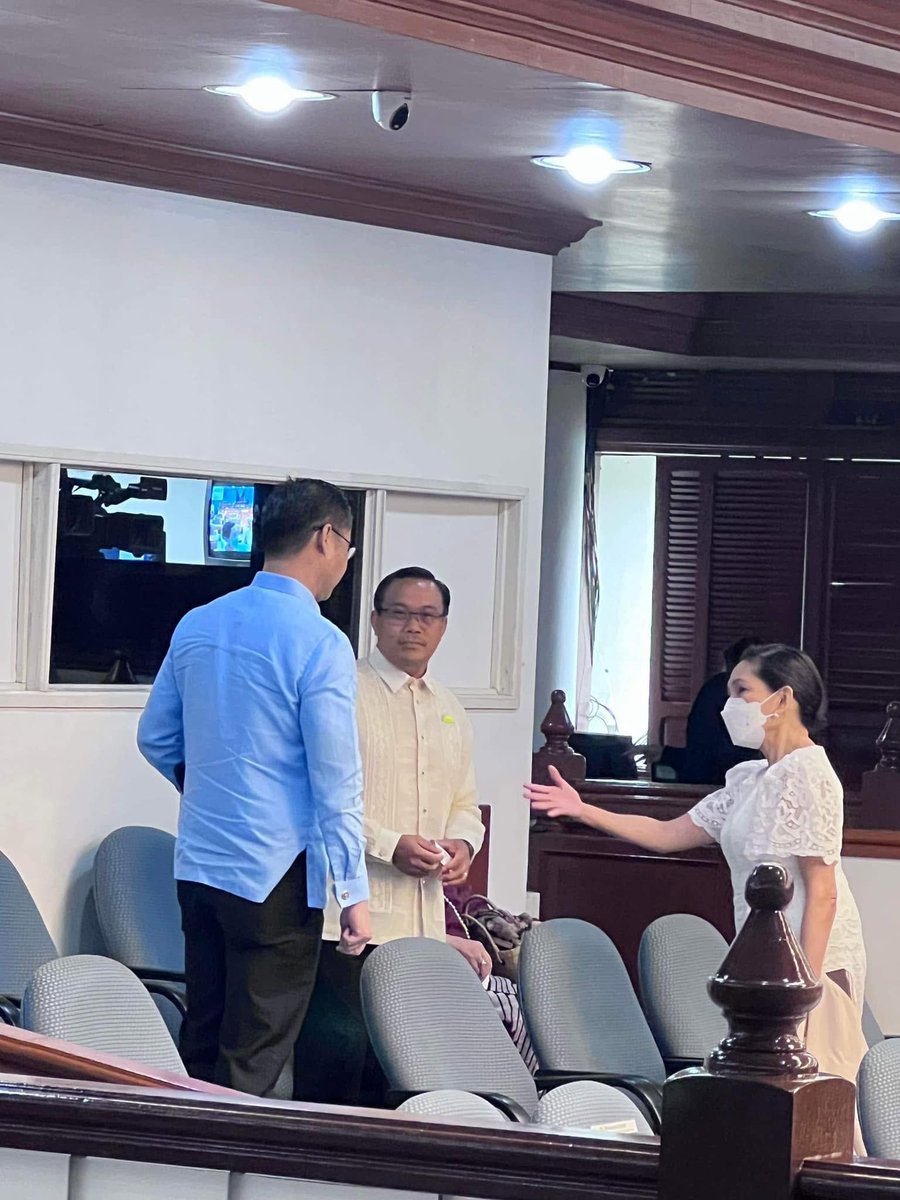 WinRiOFC's tweet photo. “ma, pa, si Senator Sherwin… my uh, uhm seat-”
“manliligaw niya po, Ma’am, Sir” https://t.co/VeSc9KDvJj