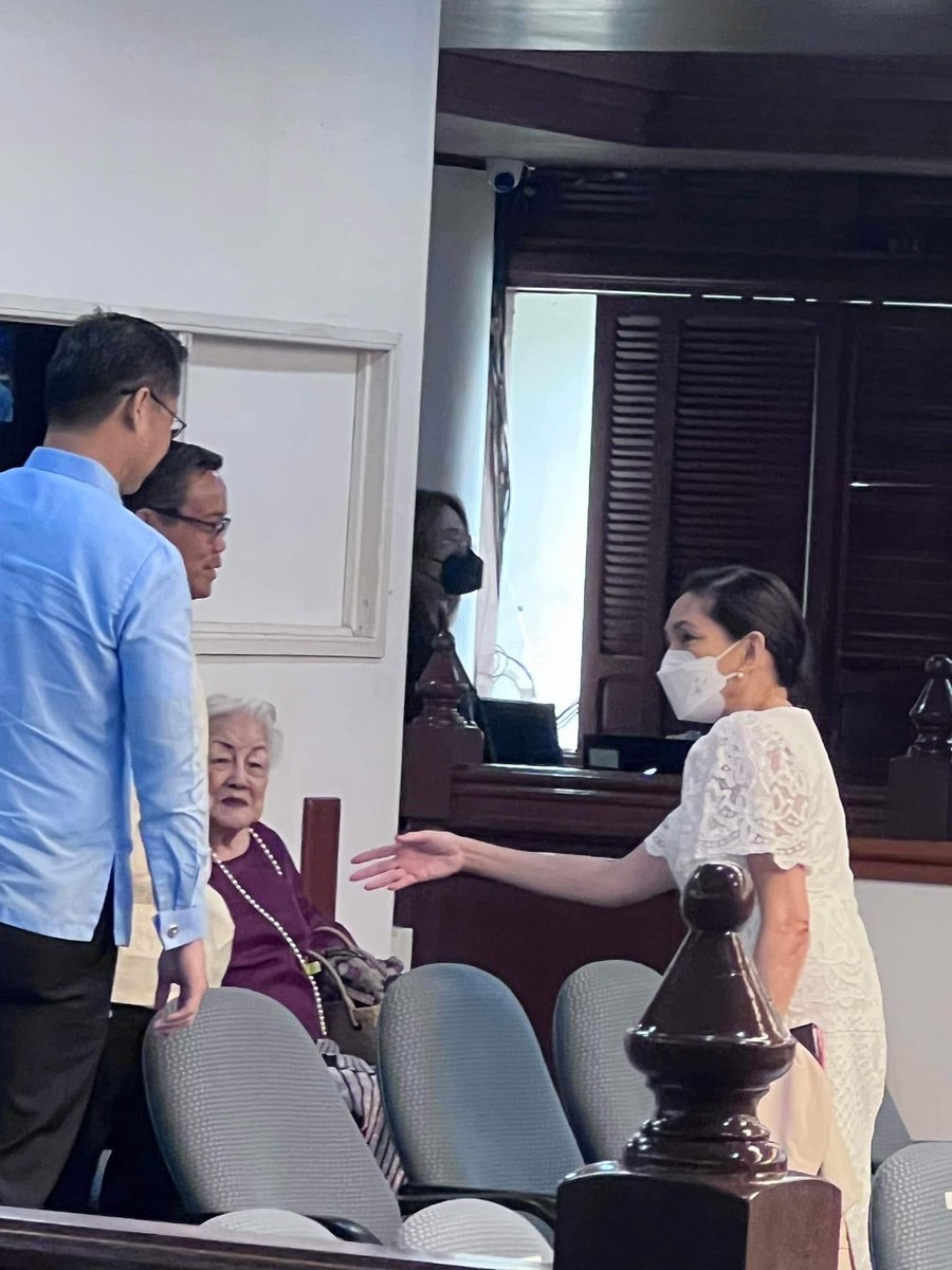WinRiOFC's tweet photo. “ma, pa, si Senator Sherwin… my uh, uhm seat-”
“manliligaw niya po, Ma’am, Sir” https://t.co/VeSc9KDvJj