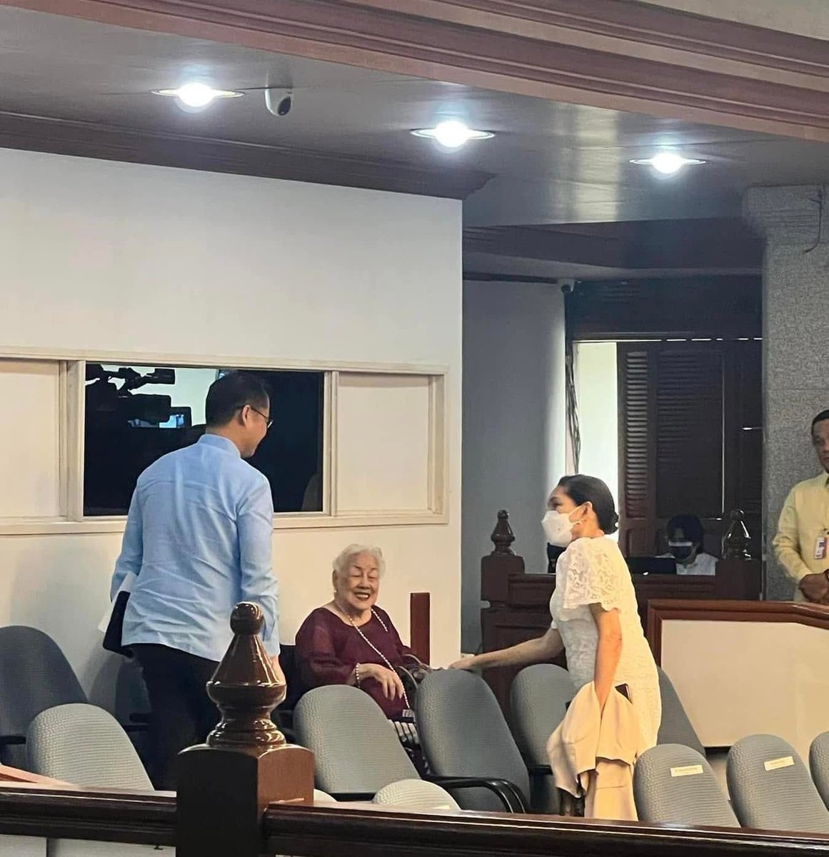 WinRiOFC's tweet photo. “ma, pa, si Senator Sherwin… my uh, uhm seat-”
“manliligaw niya po, Ma’am, Sir” https://t.co/VeSc9KDvJj