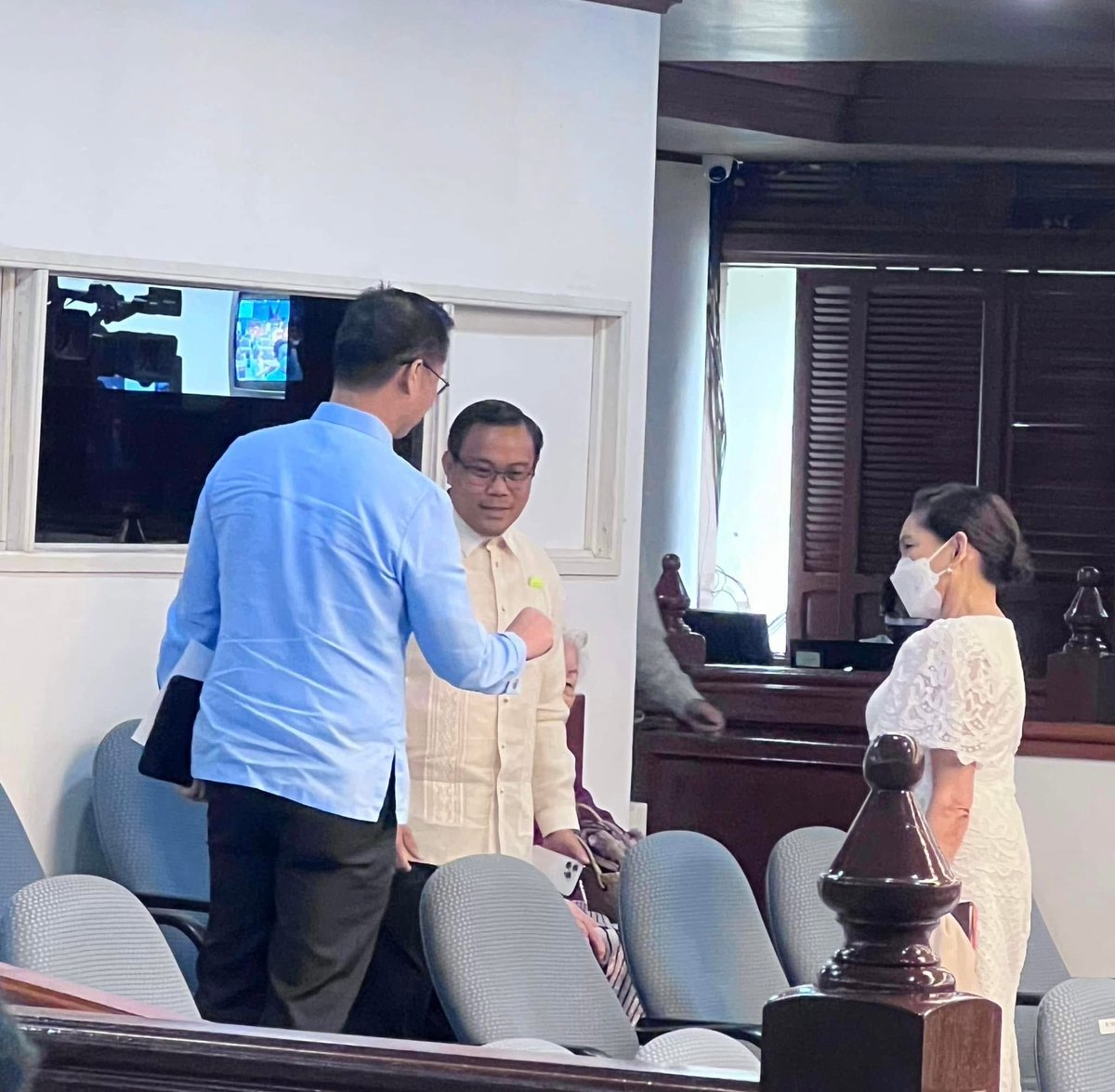 WinRiOFC's tweet photo. “ma, pa, si Senator Sherwin… my uh, uhm seat-”
“manliligaw niya po, Ma’am, Sir” https://t.co/VeSc9KDvJj