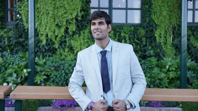 delightedhemant's tweet photo. "जिसे लोग 'रील वाला लड़का' कहकर हल्के में लेते थे... आज वही Wimbledon मैच देख रहा है

लोग सिर्फ ये फोटो देखेंगे, लेकिन इसके पीछे की वो 
रातें नहीं, जब views नहीं आते थे, brand deals नहीं थीं, फिर भी कैमरा बंद नहीं हुआ।

याद रखना... दुनिया रिजल्ट को सलाम करती है, 
संघर्ष को नहीं। https://t.co/bWdsqRBgt2