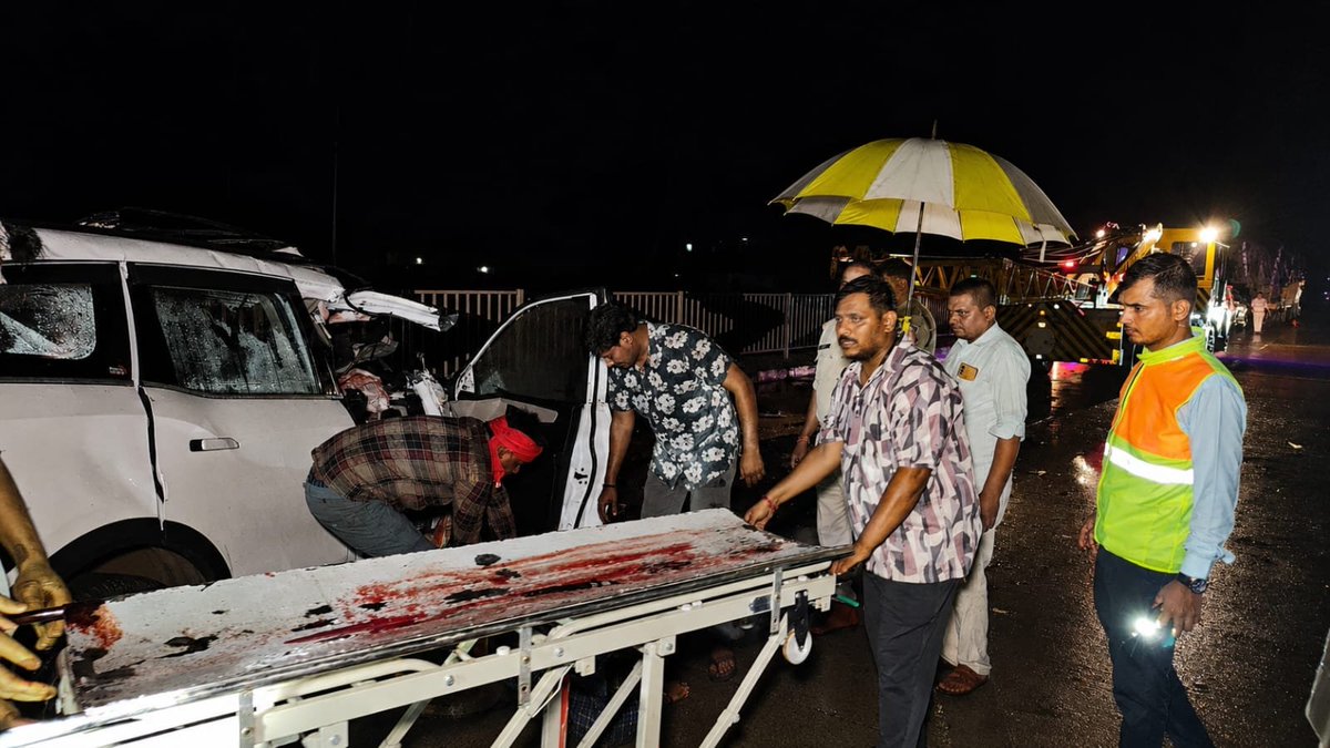 mpjansatta's tweet photo. जन्मदिन समारोह से लौट रहे युवकों की XUV ट्रक में ��ुसी, पांच की दर्दनाक मौत। मैहर में NH-30 पर तड़के 2 बजे हुआ भीषण हादसा, एक युवक गंभीर पुलिस जांच में जुटी। https://t.co/RnZTJSbkVv