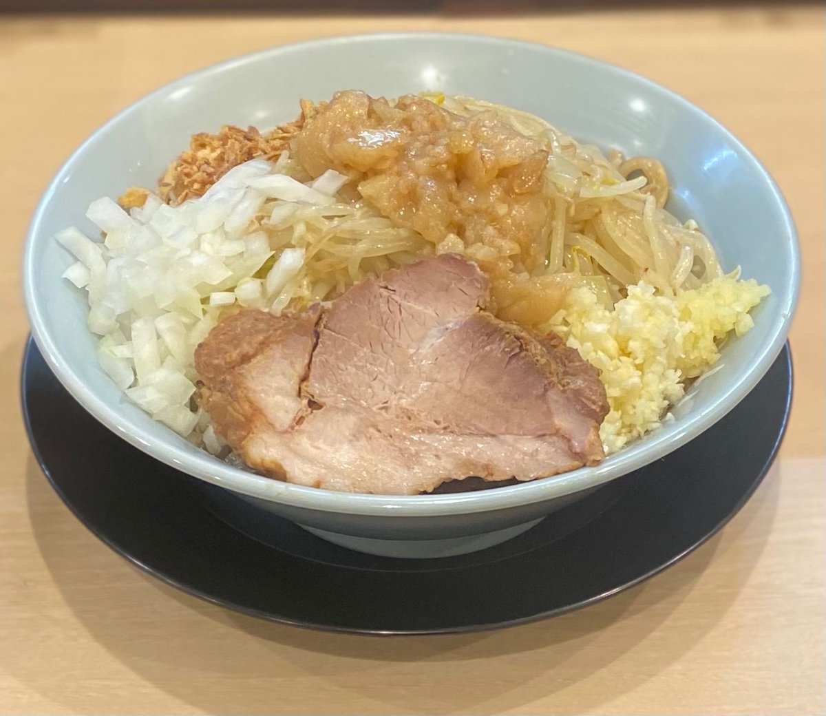 oremichi_kori's tweet photo. 自家製麺の質感と背脂のコクを堪能できる「汁なし」
玉ねぎやショウガがアクセントとなり、最後まで飽きずに食べ進められます。

またUber EatsやRocket nowの出前もございます。自宅でも俺道のラーメンをご賞味ください。

郡山市田村町金屋上川原275-1
11:00〜23:00 駐車場15台 現金のみ https://t.co/0QNDvFbkZJ