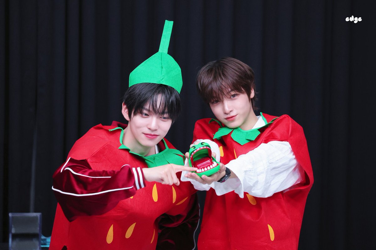 nazedge's tweet photo. 260604 🍓🍓

#도혁 #DOHYEOK #김건 #KIMKUN
#네이즈 #NAZE https://t.co/A9mZY3pjLz