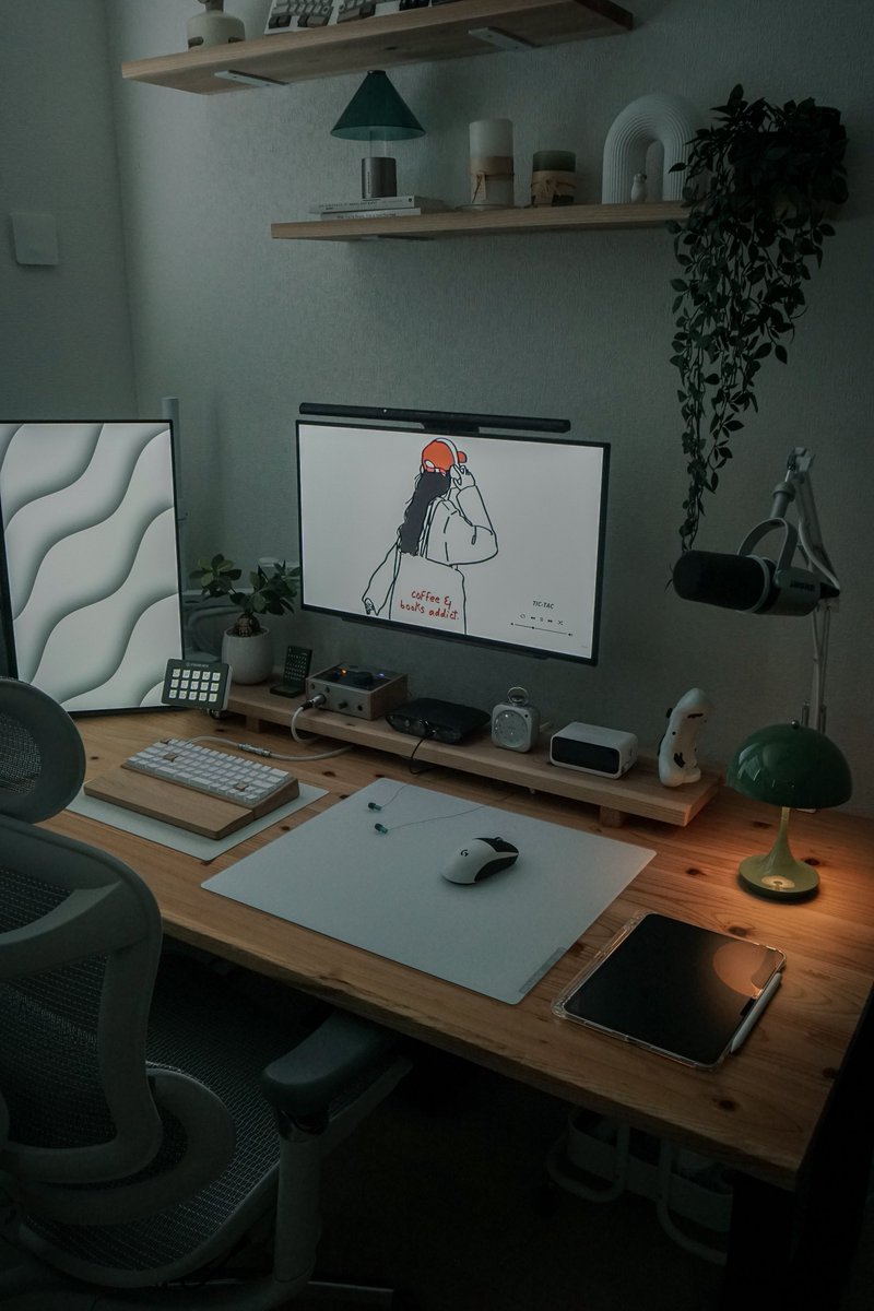 mossun_ism's tweet photo. Prime DayでBenQ ScreenBarシリーズがセール中❕

モニター上に設置するだけでデスクが見やすくなり、作業環境も快適になります💪🏻

気になっていた方はこの機会に👀

左：💡OFF
右：💡ON

✨ ScreenBar Halo 2（セール初登場）
https://t.co/oKuQomDLG2
10%OFF　¥26,010
✨ ScreenBar Pro（2色から選べる人気モデル）
https://t.co/GYohjhdPEl
10%OFF　¥17,910
✨ ScreenBar（シリーズ最大割引）
https://t.co/LKLyzTI7J7
15%OFF　¥13,515

#PR #BenQ