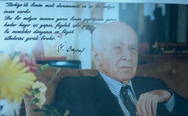 LeonOnder's tweet photo. "Türkiye'de benim mali durumumda en az bir milyon insan vardır. Bu bir milyon insanın yarısı benim yaptığımın yarısı kadar hayır işi yapsa, faydalı işler yapsa, bu memleket dünyanın en büyük ülkelerini geride bırakır."
Bir insanın bıraktığı en büyük miras, ardında bıraktığı faydadır.