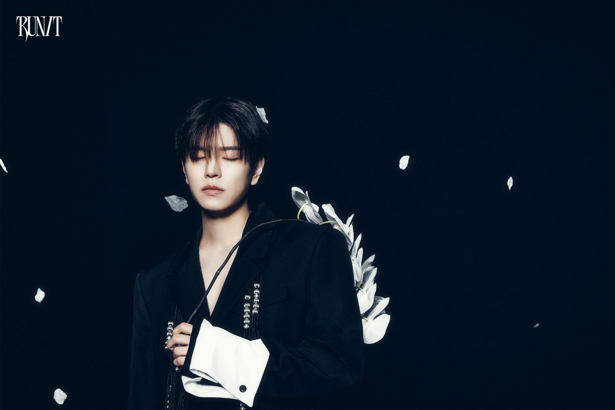 Stray_Kids's tweet photo. Stray Kids(스트레이 키즈)
World Tour <RUN IT SEOUL>
OFFICIAL MERCH TEASER IMAGES

#승민 #Seungmin
#아이엔 #I_N

𝐎𝐍𝐋𝐈𝐍𝐄 𝐄𝐀𝐑𝐋𝐘 𝐀𝐂𝐂𝐄𝐒𝐒ㅣ𝟎𝟕.𝟏𝟔-𝟎𝟕.𝟏𝟗 (𝐊𝐒𝐓)
𝐎𝐍𝐋𝐈𝐍𝐄 𝐏𝐑𝐄-𝐎𝐑𝐃𝐄𝐑ㅣ𝟎𝟕.𝟐𝟕-𝟎𝟖.𝟎𝟓 (𝐊𝐒𝐓)
𝐎𝐅𝐅𝐋𝐈𝐍𝐄 𝐒𝐀𝐋𝐄𝐒ㅣ𝟎𝟕.𝟐𝟓-𝟎𝟕.𝟐𝟔 / 𝟎𝟕.𝟐𝟗 / 𝟎𝟖.𝟎𝟏-𝟎𝟖.𝟎𝟐

#StrayKids #스트레이키즈
#RUN_IT
#RUN_IT_SEOUL
#THIS_AND_THAT 
#StrayKidsComeback
#YouMakeStrayKidsStay