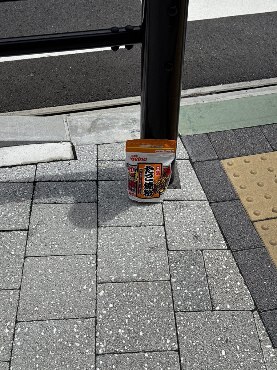 mococo321's tweet photo. どなたか垂水駅前にたこ焼き粉落としてますよーっ！
(´ω｀)ｶﾝｻｲﾔﾅｧ https://t.co/j9VXqaLMin