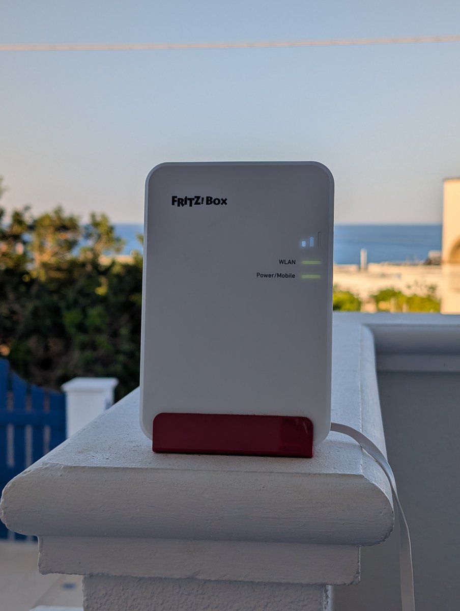 fritz_com_ch's tweet photo. Hier arbeitet sogar die FRITZ!Box gerne.
#Meerblick, #Sommerluft und die FRITZ!Box 6860 5G vor Ort. Manchmal braucht es nicht viel für einen guten #Arbeitsplatz. ☀️
#FRITZBox #FRITZ #FRITZBox68605G #5G #Seaside #SummerVibes #Workation #internetüberall #Urlaub #reallife https://t.co/9deNsCYj5E
