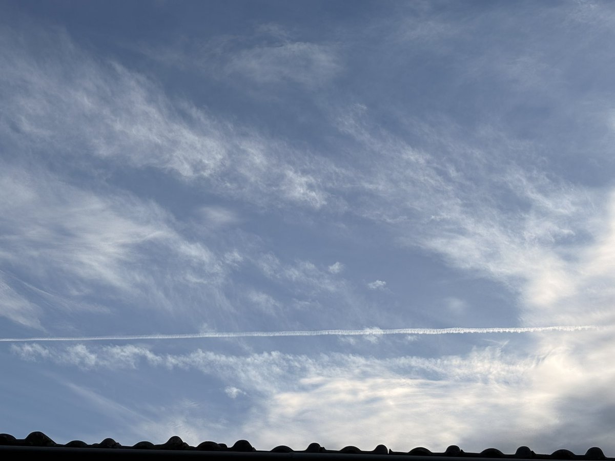 SaskiaHeijden's tweet photo. You can bet your life on it!
That you are being lied to.
These are not contrails.

7-7-2026
Nederland 
Provincie Zeeland 
7:00 uur. https://t.co/qL7gXGhr6O