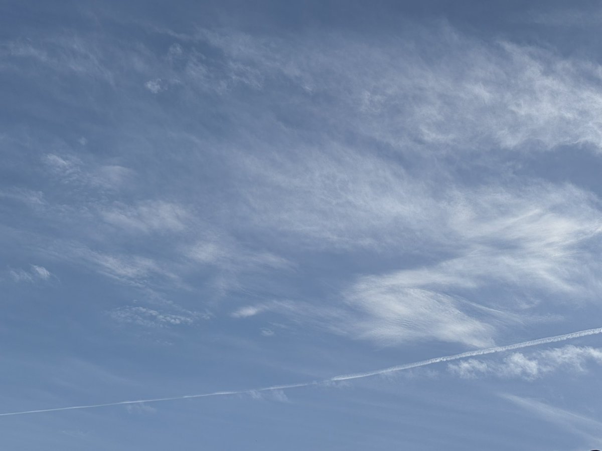 SaskiaHeijden's tweet photo. You can bet your life on it!
That you are being lied to.
These are not contrails.

7-7-2026
Nederland 
Provincie Zeeland 
7:00 uur. https://t.co/qL7gXGhr6O