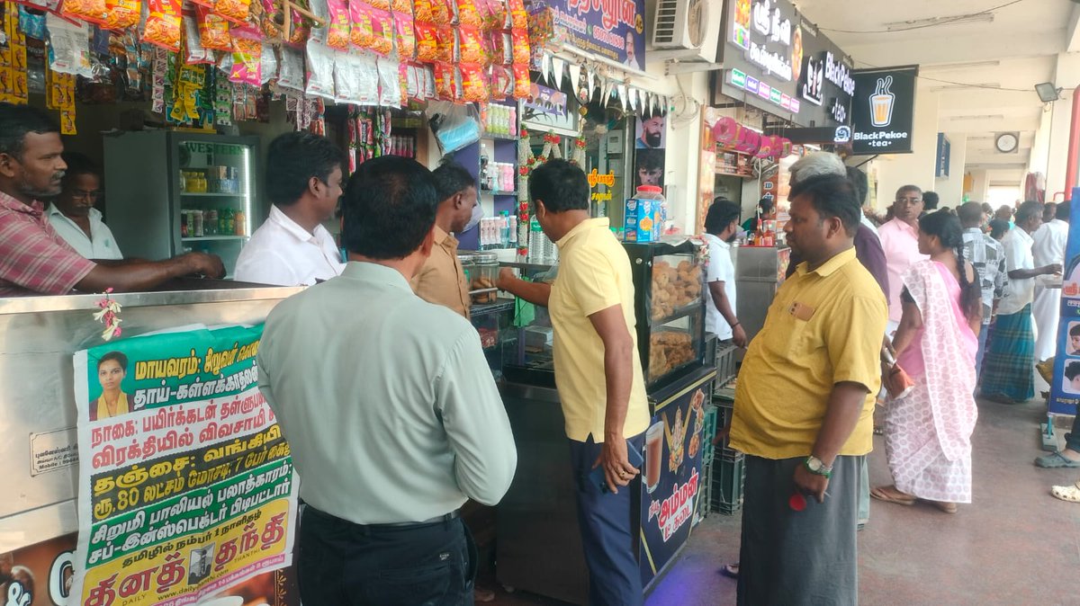 Mannai_Chozha's tweet photo. மன்னார்குடி பேருந்து நிலையத்தில், நடைபாதையில் மக்களுக்கு இடையூறாக உள்ள கடைகளை அகற்றிக் கொள்ள அறிவுறுத்தப்பட்ட போது..... https://t.co/9tIoRQxmDD