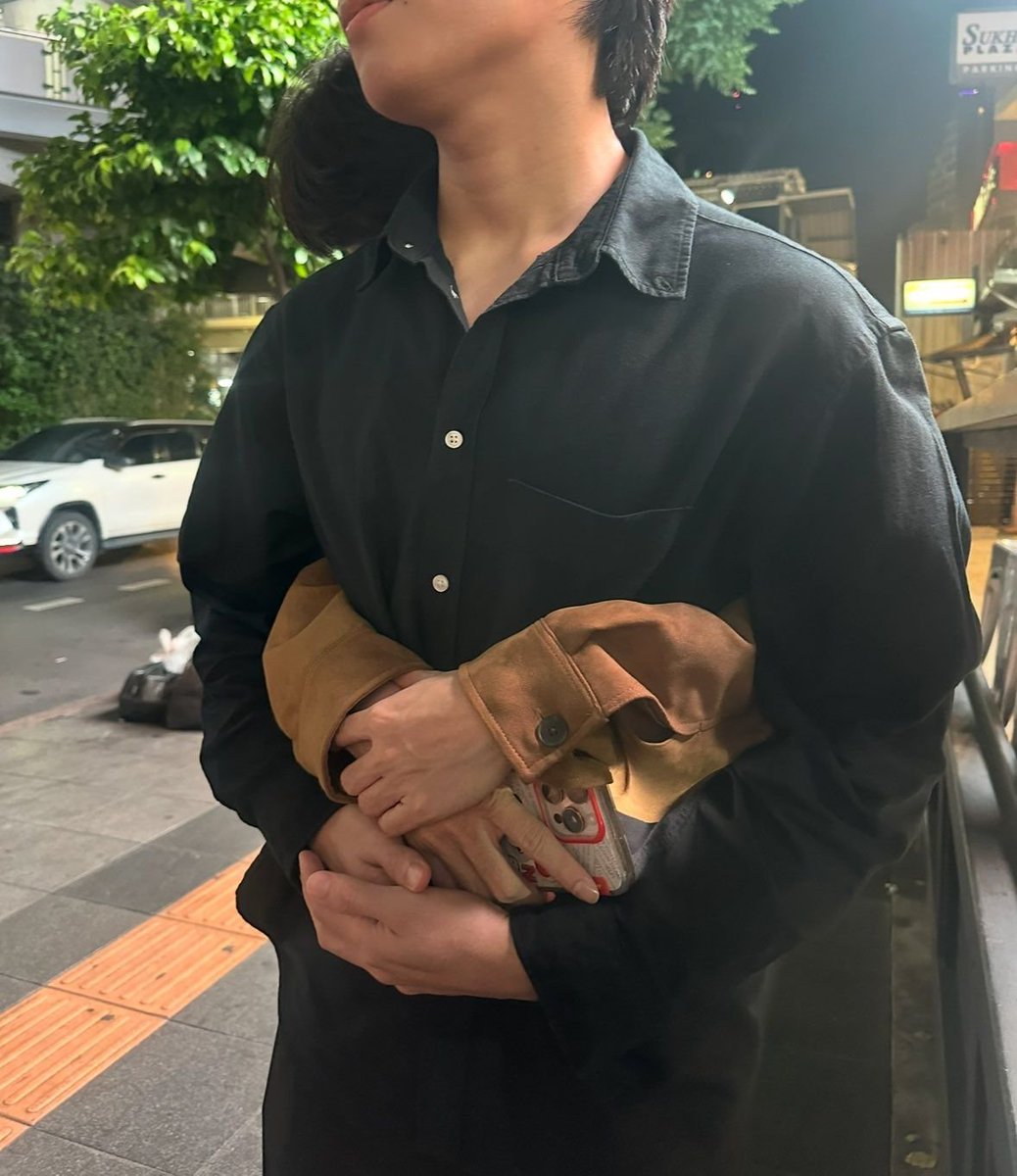 OhmFirstLatam's tweet photo. One of our favorite hug photos 
Day 7-Favorite hug 🫂 💙 🧡 

#OhmFirst #OhmSarit #First_Chalongrat #OhmFirstLatam #30DaysOhmFirst https://t.co/5hD72OELo0