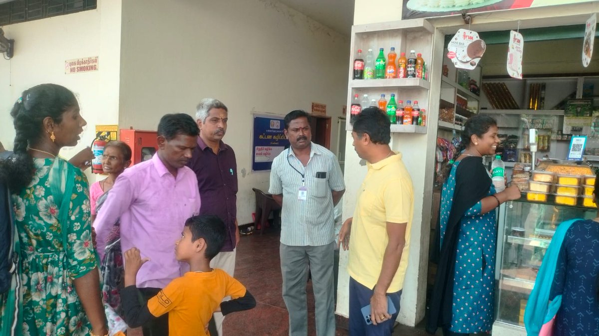 Mannai_Chozha's tweet photo. மன்னார்குடி பேருந்து நிலையத்தில், நடைபாதையில் மக்களுக்கு இடையூறாக உள்ள கடைகளை அகற்றிக் கொள்ள அறிவுறுத்தப்பட்ட போது..... https://t.co/9ej6ASDlW0