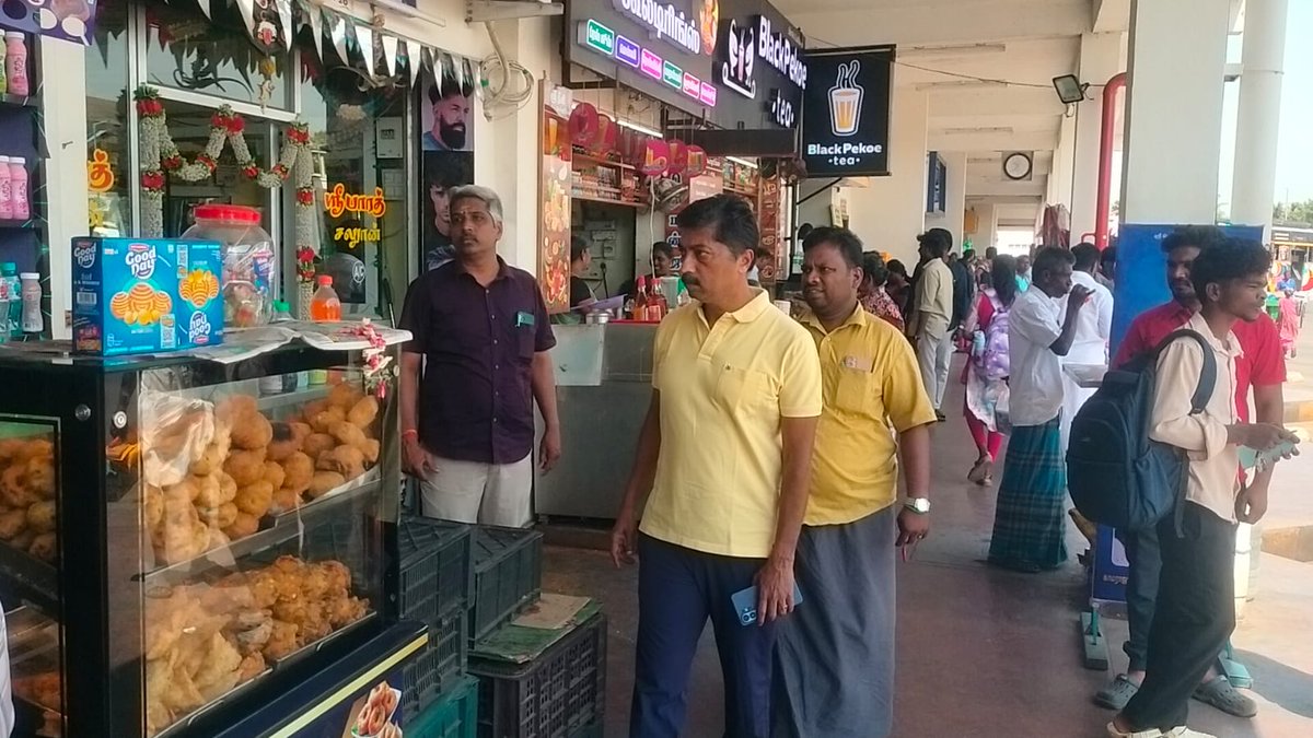 Mannai_Chozha's tweet photo. மன்னார்குடி பேருந்து நிலையத்தில், நடைபாதையில் மக்களுக்கு இடையூறாக உள்ள கடைகளை அகற்றிக் கொள்ள அறிவுறுத்தப்பட்ட போது..... https://t.co/9ej6ASDlW0