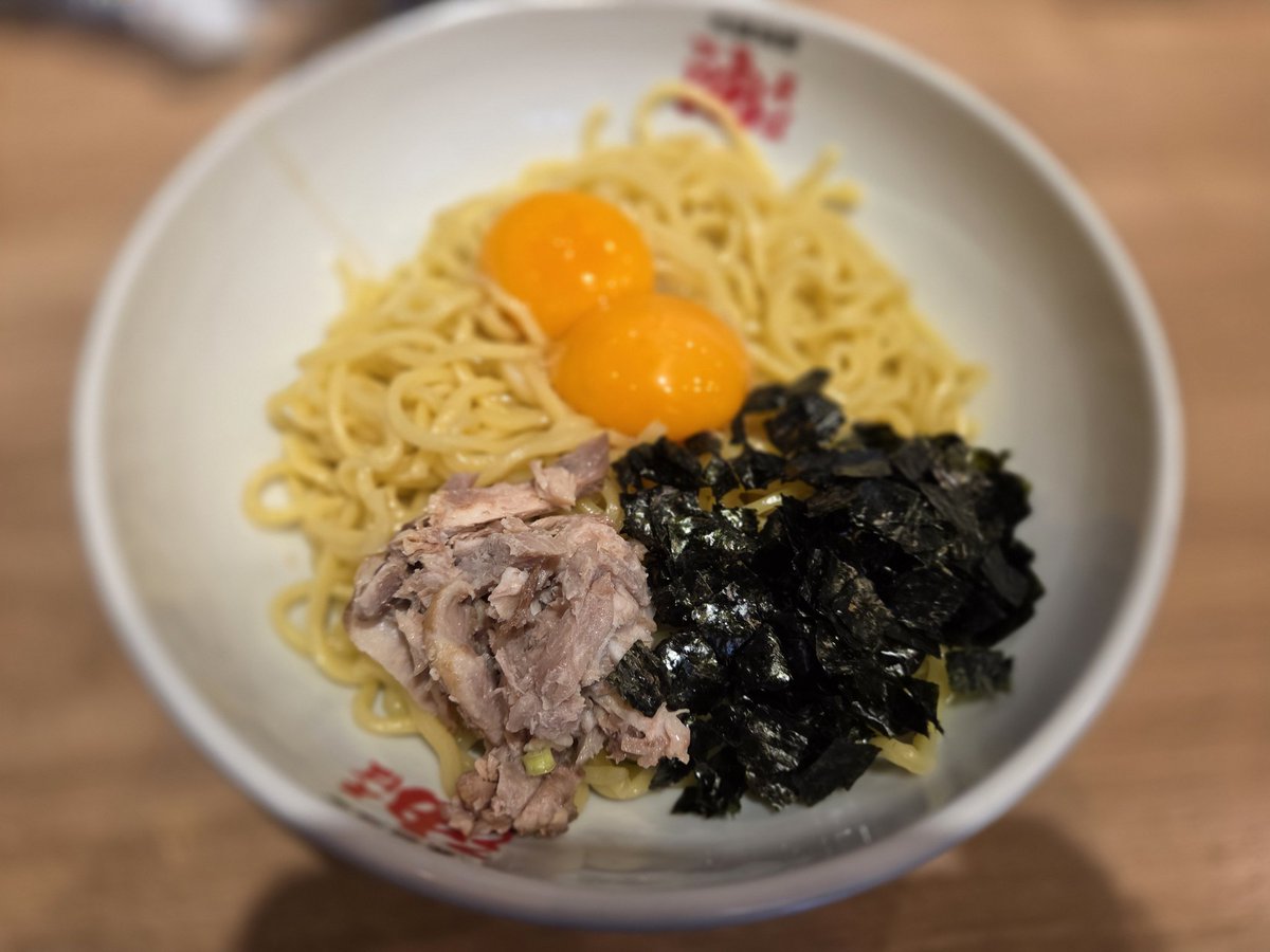 yuse0807's tweet photo. 今日は新小岩に用事があったので、元祖油堂さんで大盛卵黄ダブル、ネギネンマ抜きを✨海苔つけてくれたー笑
モチモチ麺がタレと卵黄に絡まって美味しー！ラー油3周、お酢4周、ブラペ足して完璧。ただ座った席が冷房ガンガン直あたりで麺がすぐ冷めたよ笑
#新小岩 #元祖油堂 #油そば https://t.co/pQFwOyiTcu