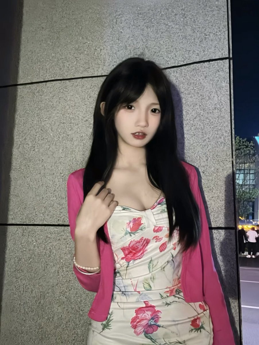 toitounn's tweet photo. 这套衣服看着很成熟吗 https://t.co/CpissFNVTD