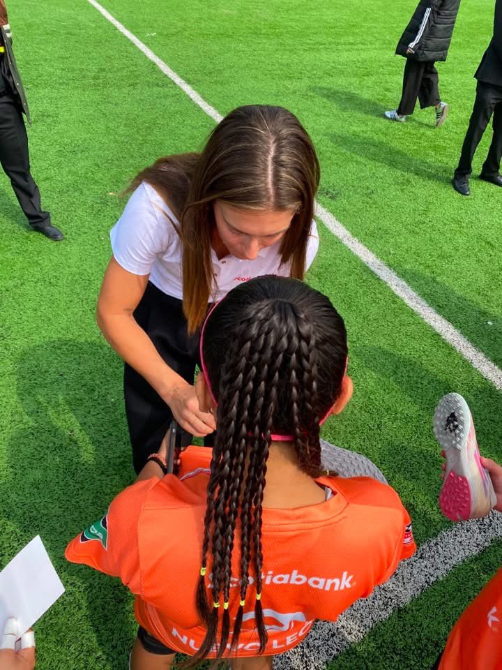 TeamPutellas's tweet photo. Alexia Putellas meeting young players at the Scotiabank National Tournament today. ⚽🇲🇽 https://t.co/SHeDDYqnWd