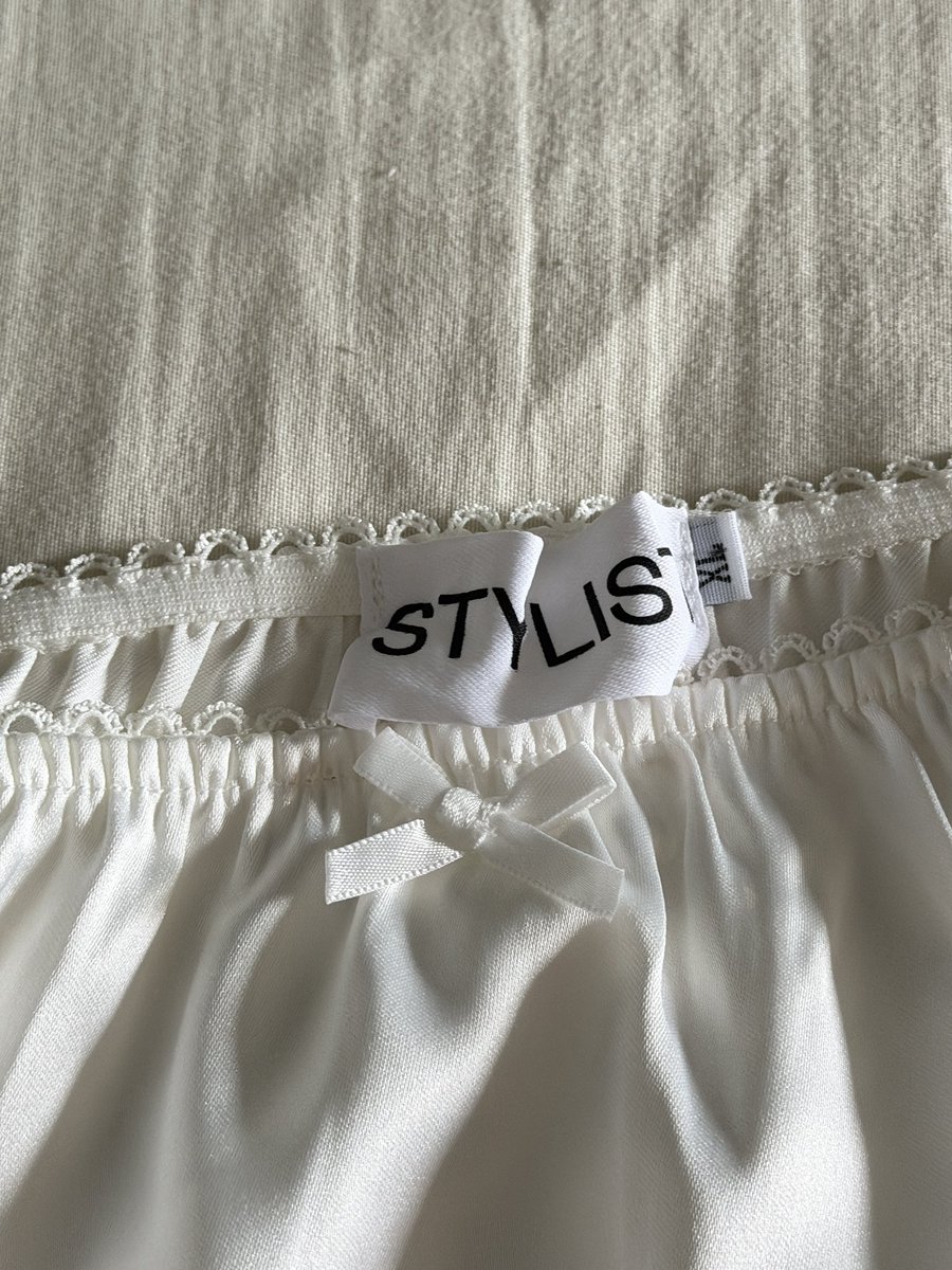 _ddandelions's tweet photo. ￼Stylist | Nory Skirts กระโปรงซาตินลูกไม้

size XL 💘
เอว 30-34/สะโพก 42-43 ยาว 24

price 250.- ( from 490.- )

ใส่ครั้งเดียวค่าา ใหม่มั่กกๆงับ!😻🫶🏻

#ส่งต่อเสื้อผ้า #ส่งต่อเสื้อผ้ามือสอง #โล๊ะตู้
#ส่งต่อstylist #stylistshop https://t.co/DvFkc1SN7h