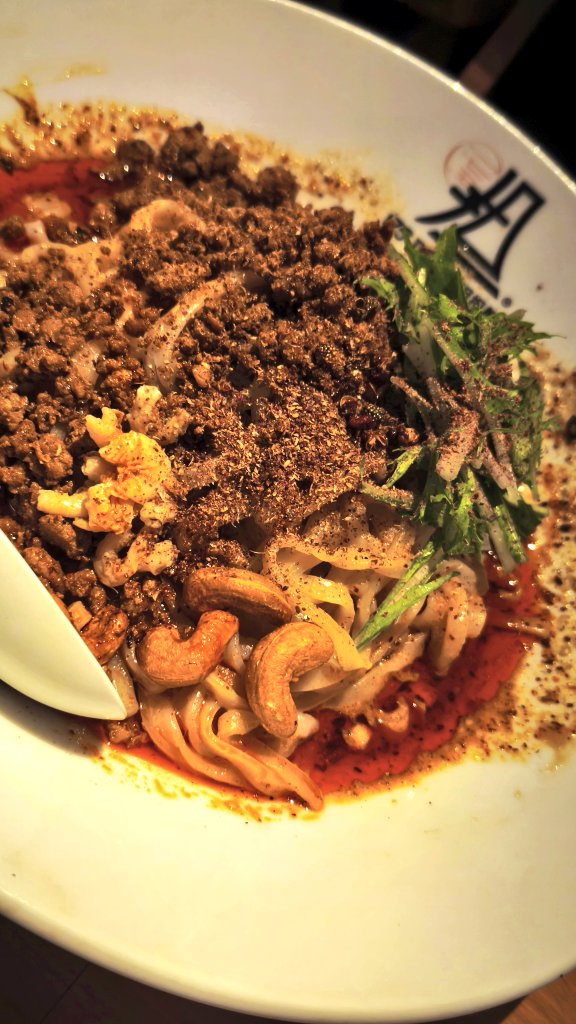 TsuyoshiGojo's tweet photo. 早朝の地方での撮影を終えて、札幌に戻り遅めのランチは、175°denoさんへ🍜
久々の汁無し担担麺で痺れを堪能しました😋 https://t.co/NyS8CDO1Lf